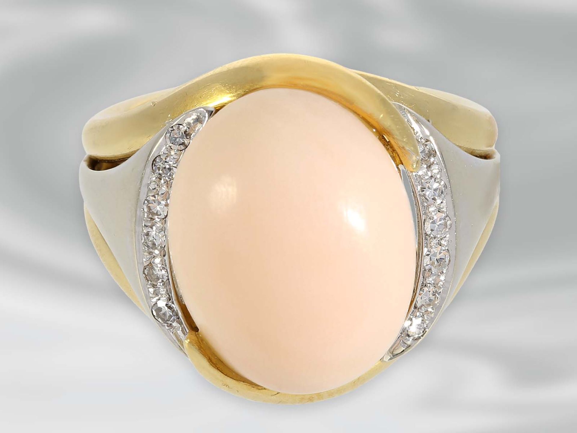 Ring: attraktiver vintage Engelshautkorallen-Ring mit Diamanten, massive Handarbeit aus 18K - Bild 2 aus 3