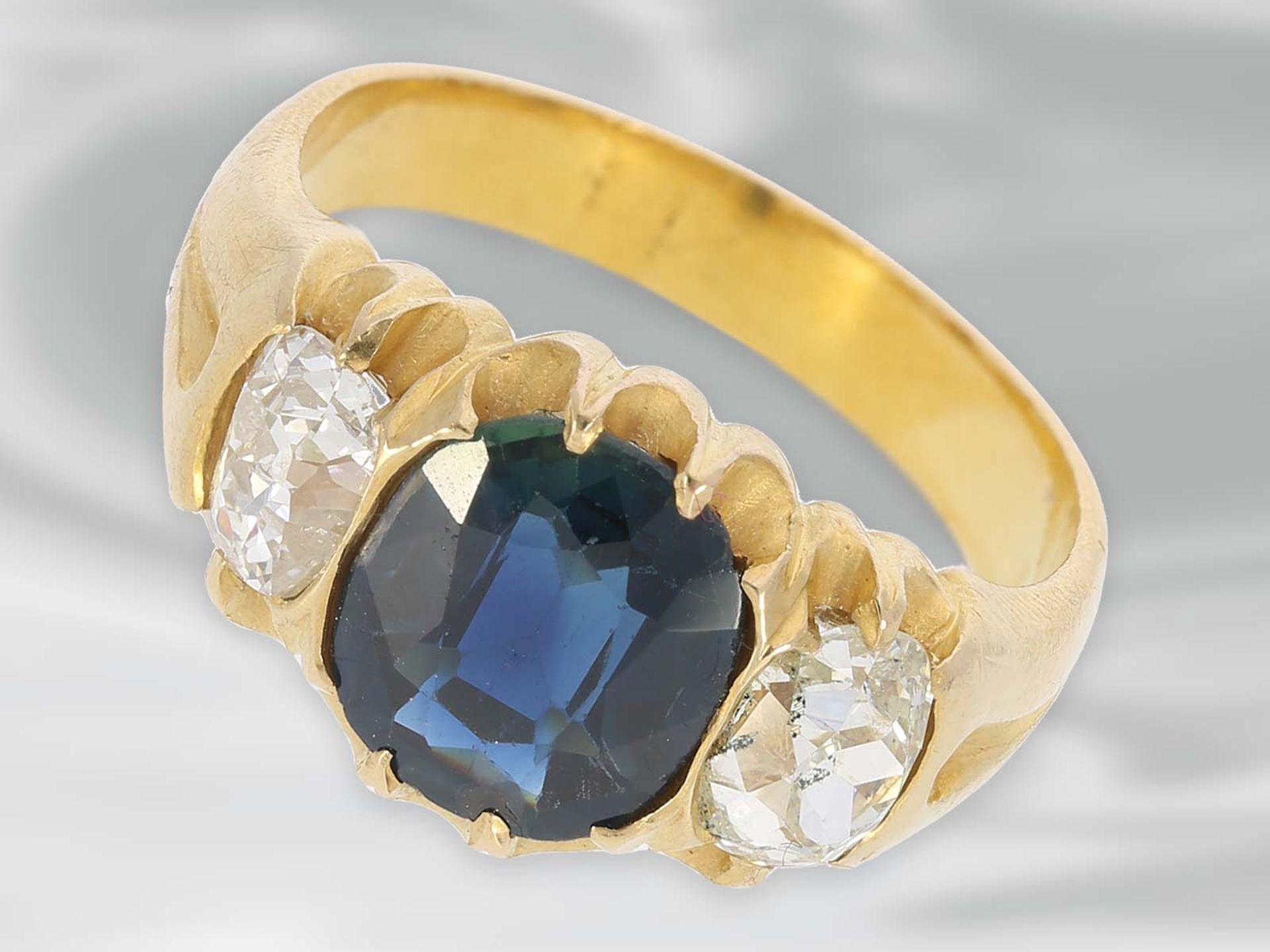 Ring: sehr schöner antiker Ring mit Saphir und Diamanten, insgesamt ca. 2,68ct, 18K GelbgoldCa.