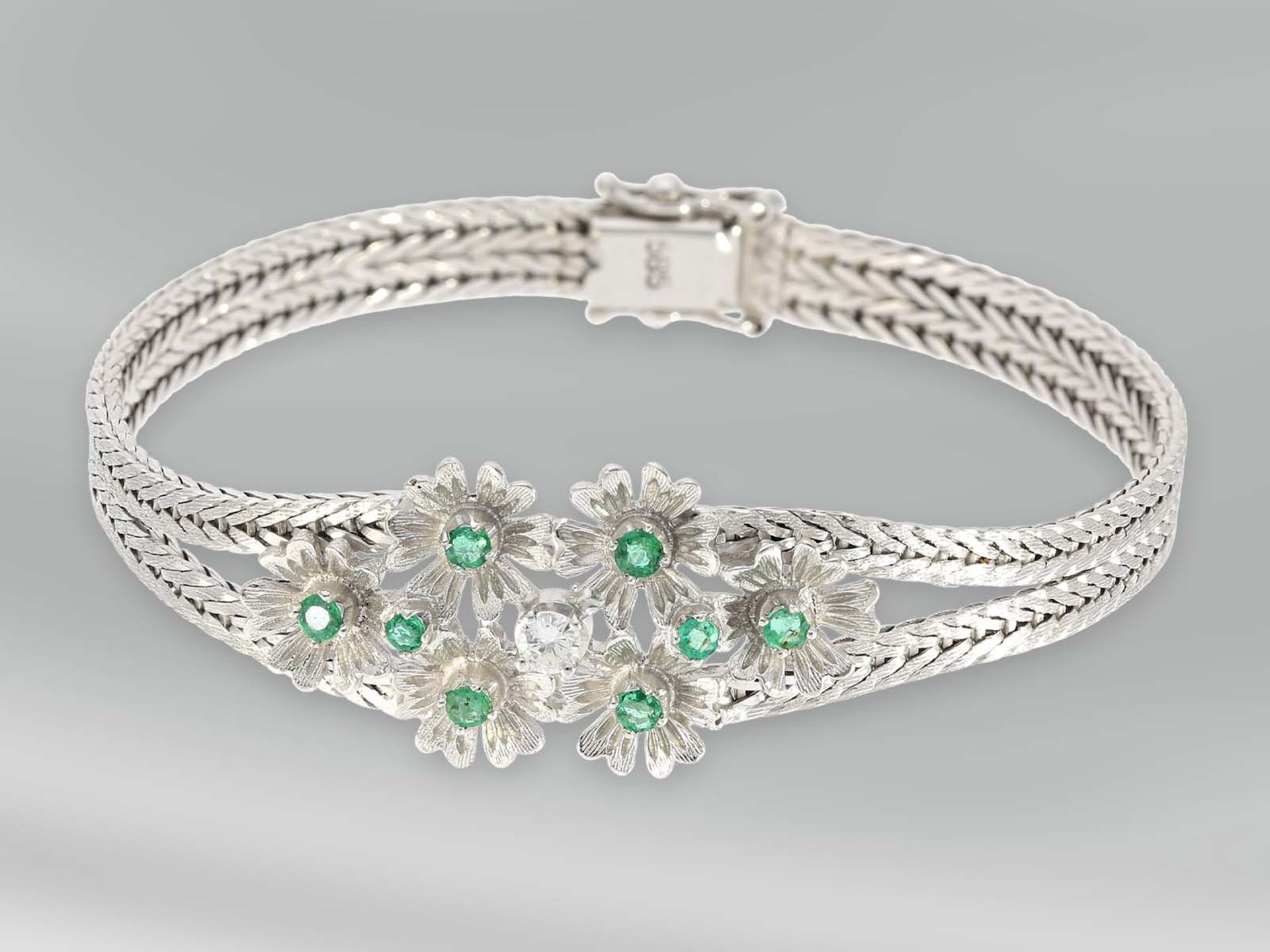Armband: dekoratives vintage Blütenarmband mit Smaragden, 14K WeißgoldCa. 17cm lang, Mittelteil - Bild 2 aus 3