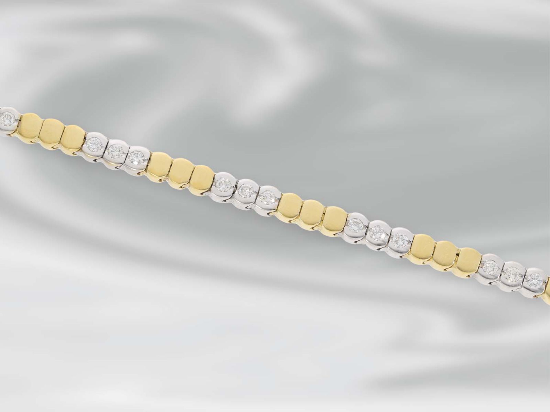 Armband: sehr attraktives Bicolor-Armband mit Brillanten, ca. 1ct, 18K Gelbgold/WeißgoldCa. 18cm - Bild 2 aus 3