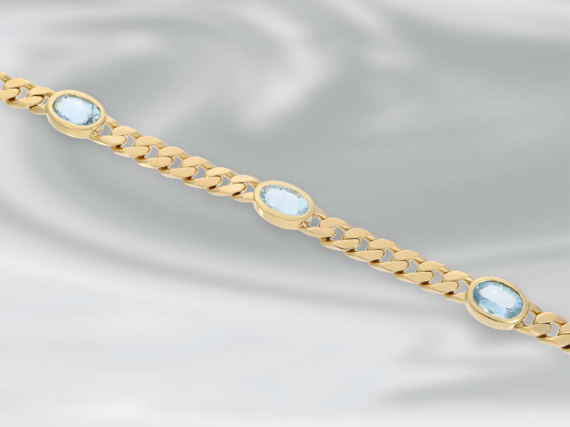 Armband: massives goldenes Panzerarmband mit Aquamarinen, ca. 10,2ct, 18K GelbgoldCa. 20,5cm lang,