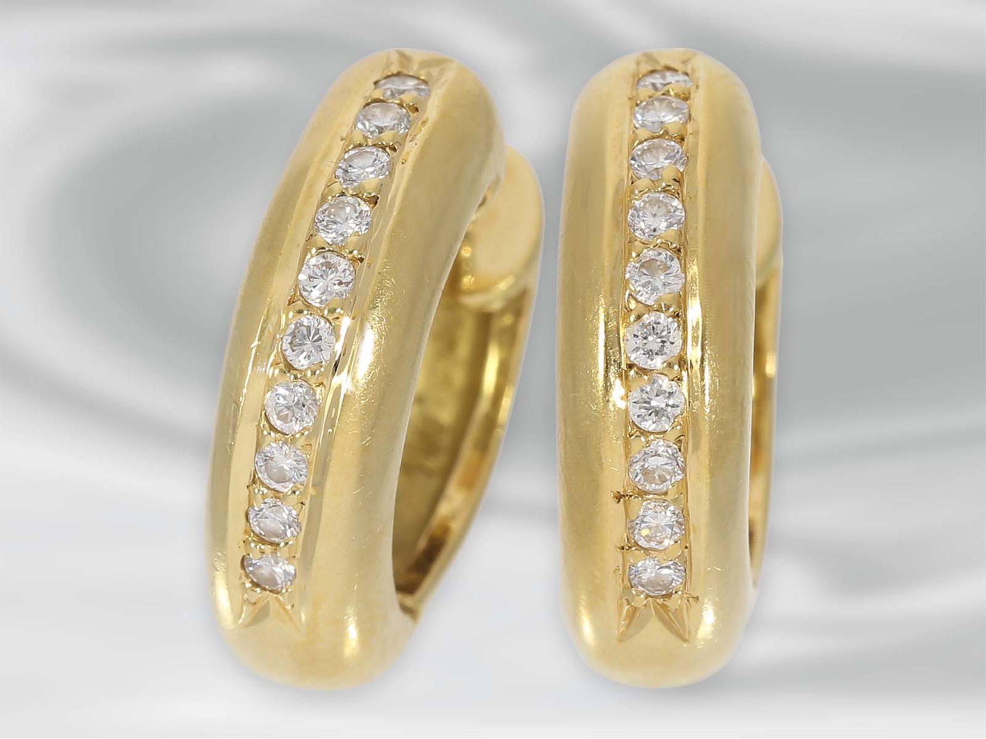 Ohrschmuck: klassische Gelbgold-Creolen mit Brillanten, ca. 0,3ct, 18K GoldCa. Ø18mm, ca. 5,5mm - Bild 2 aus 3