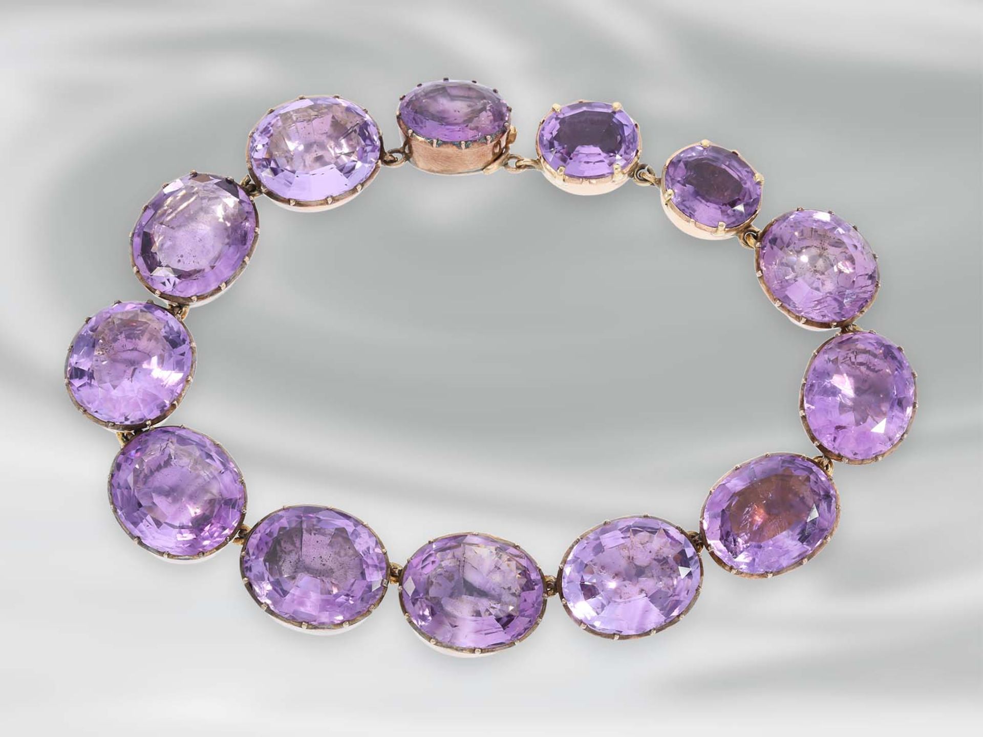 Armband: antikes Goldschmiedearmband mit Amethysten, 14K Rotgold, 19. Jh.Ca. 22,5cm lang, ca. 47,2g, - Bild 2 aus 2