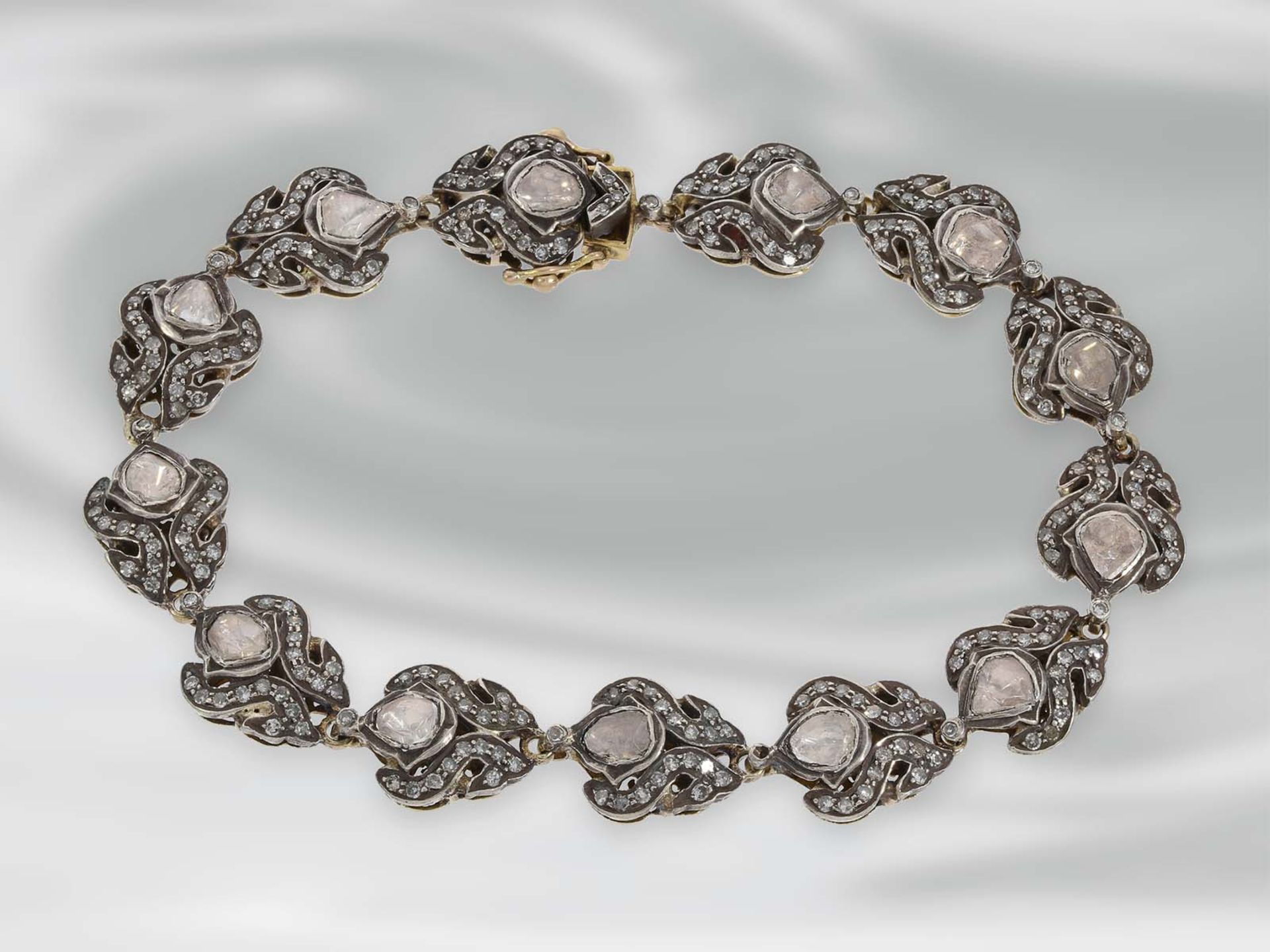 Armband: antikes Armband mit reichem Diamantbesatz, Gold und Silber, vermutlich 19. Jh., - Image 2 of 3