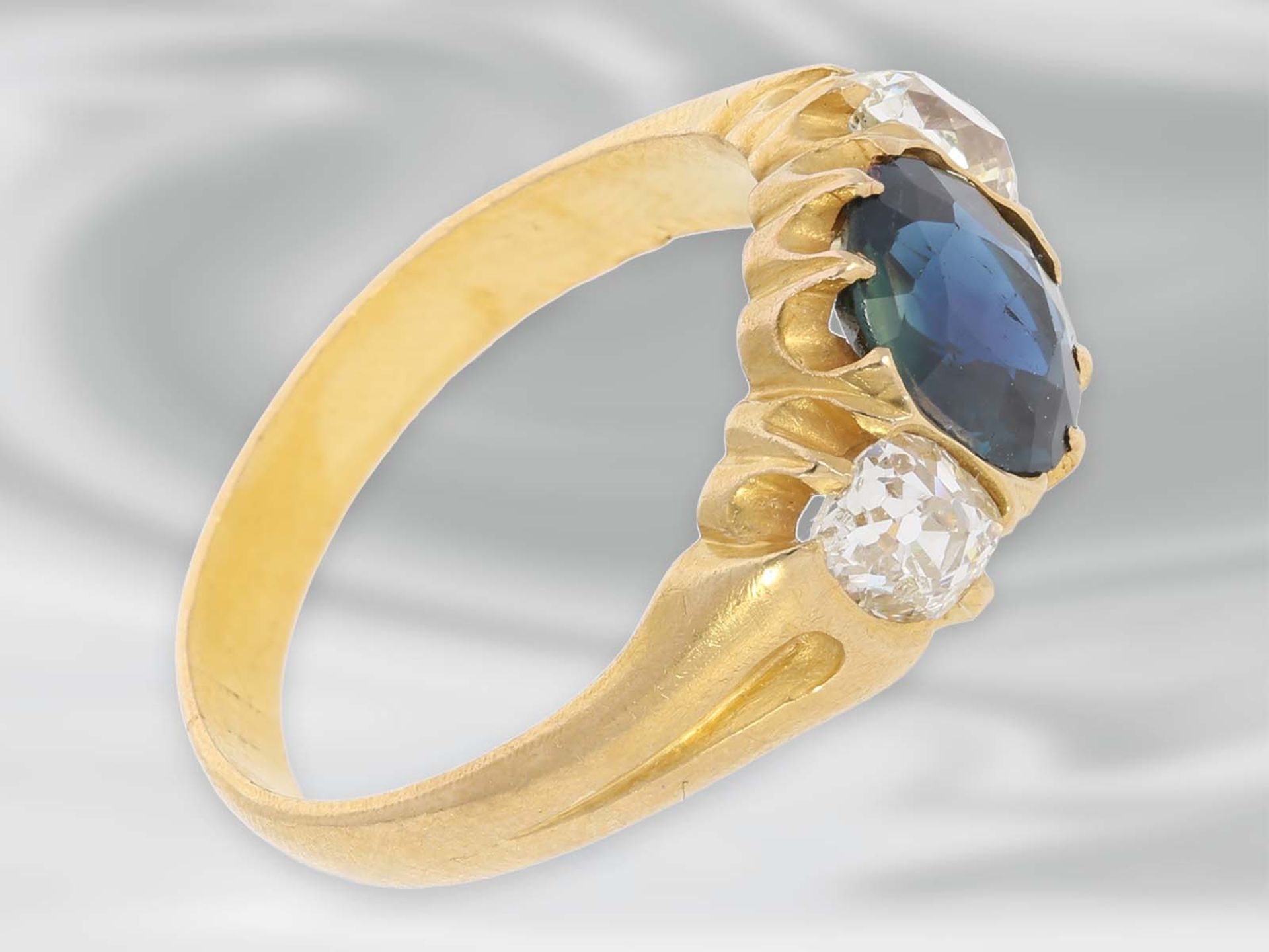 Ring: sehr schöner antiker Ring mit Saphir und Diamanten, insgesamt ca. 2,68ct, 18K GelbgoldCa. - Bild 2 aus 2