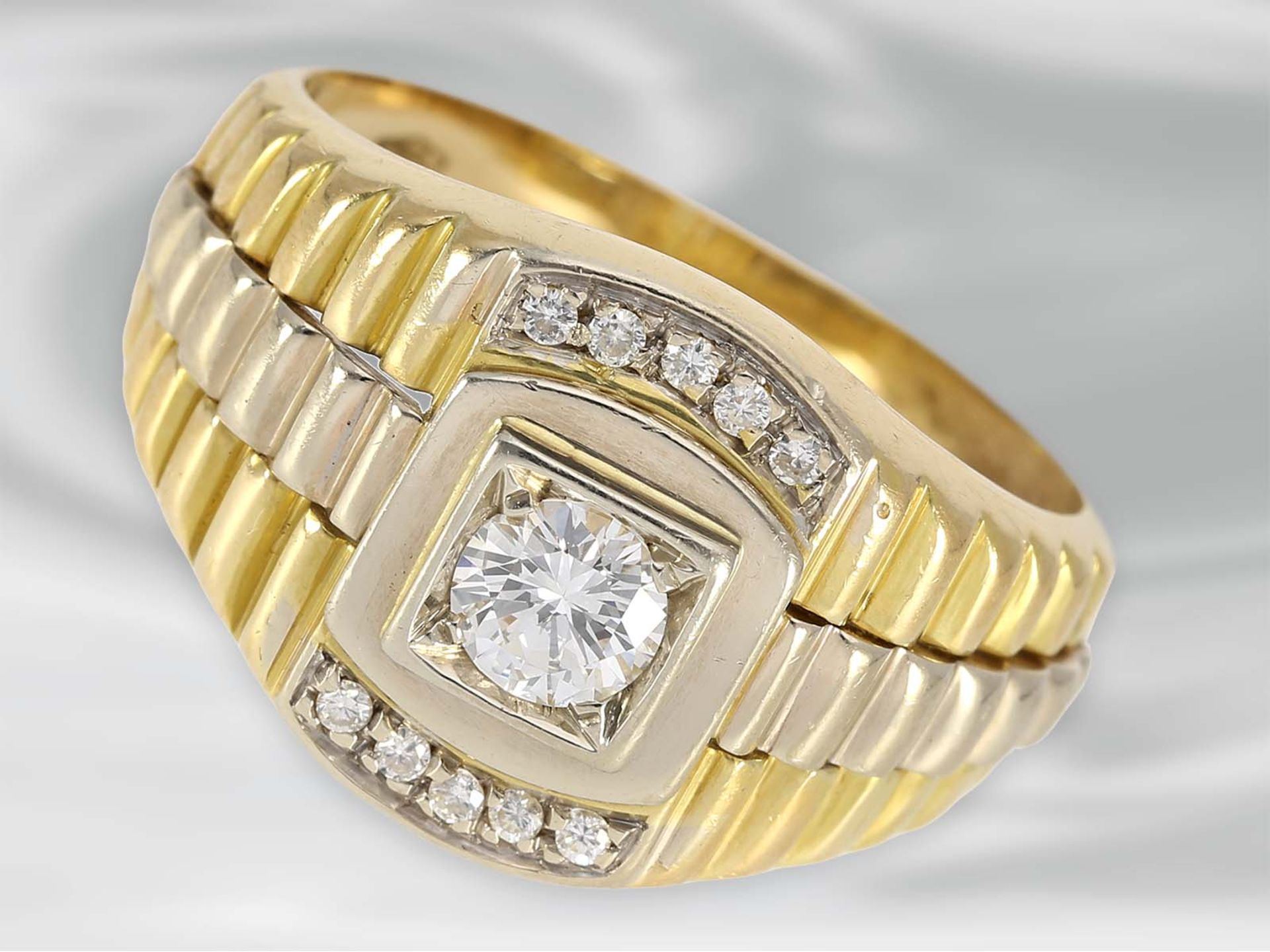 Ring: schwerer goldener Bicolor-Herrenring, mit hochfeinem Brillanten von ca. 0,44ct, 18K GoldCa.