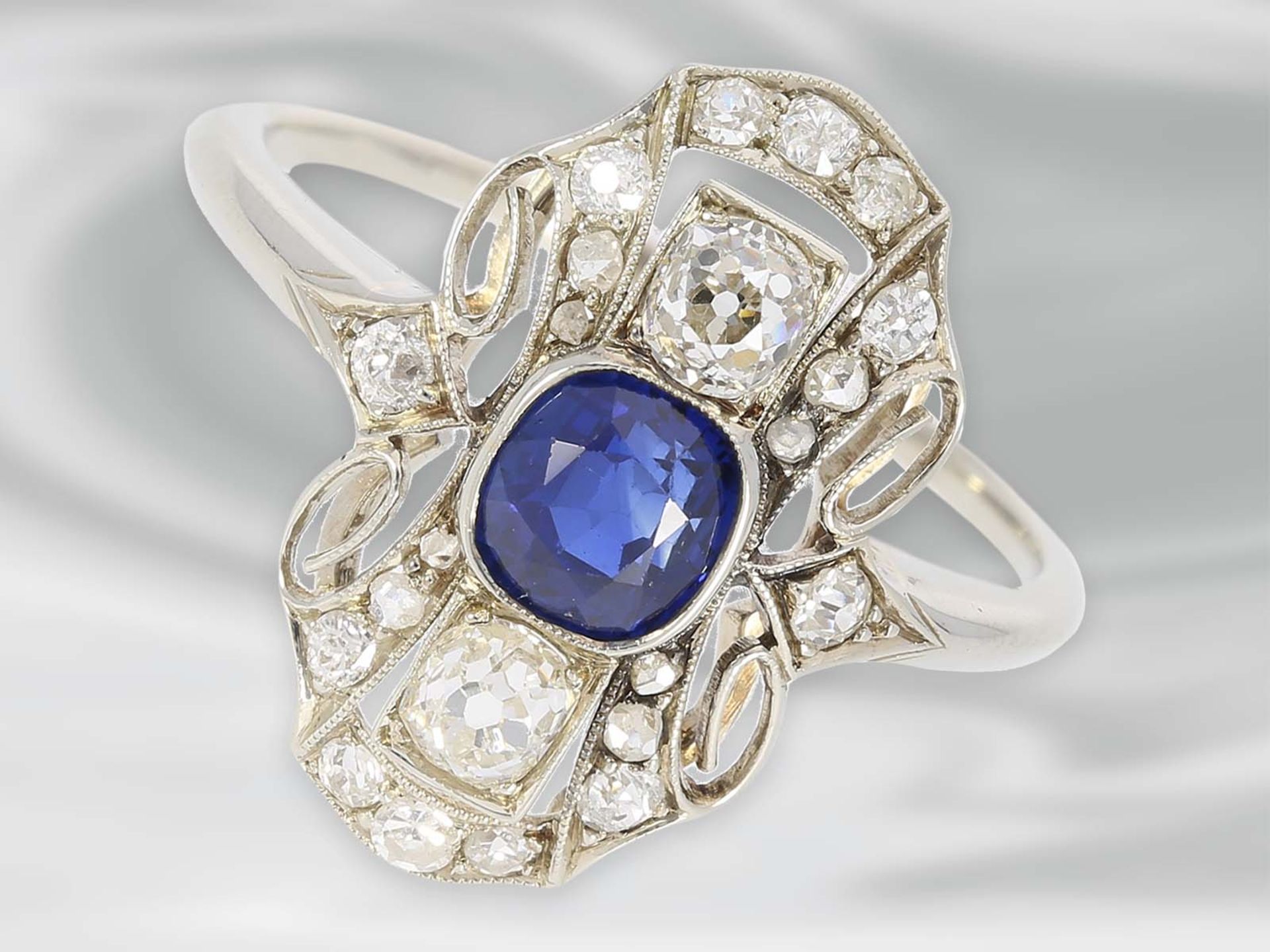 Ring: dekorativer zierlicher antiker Weißgoldring mit Diamanten und blauem Farbstein, 14K GoldCa.