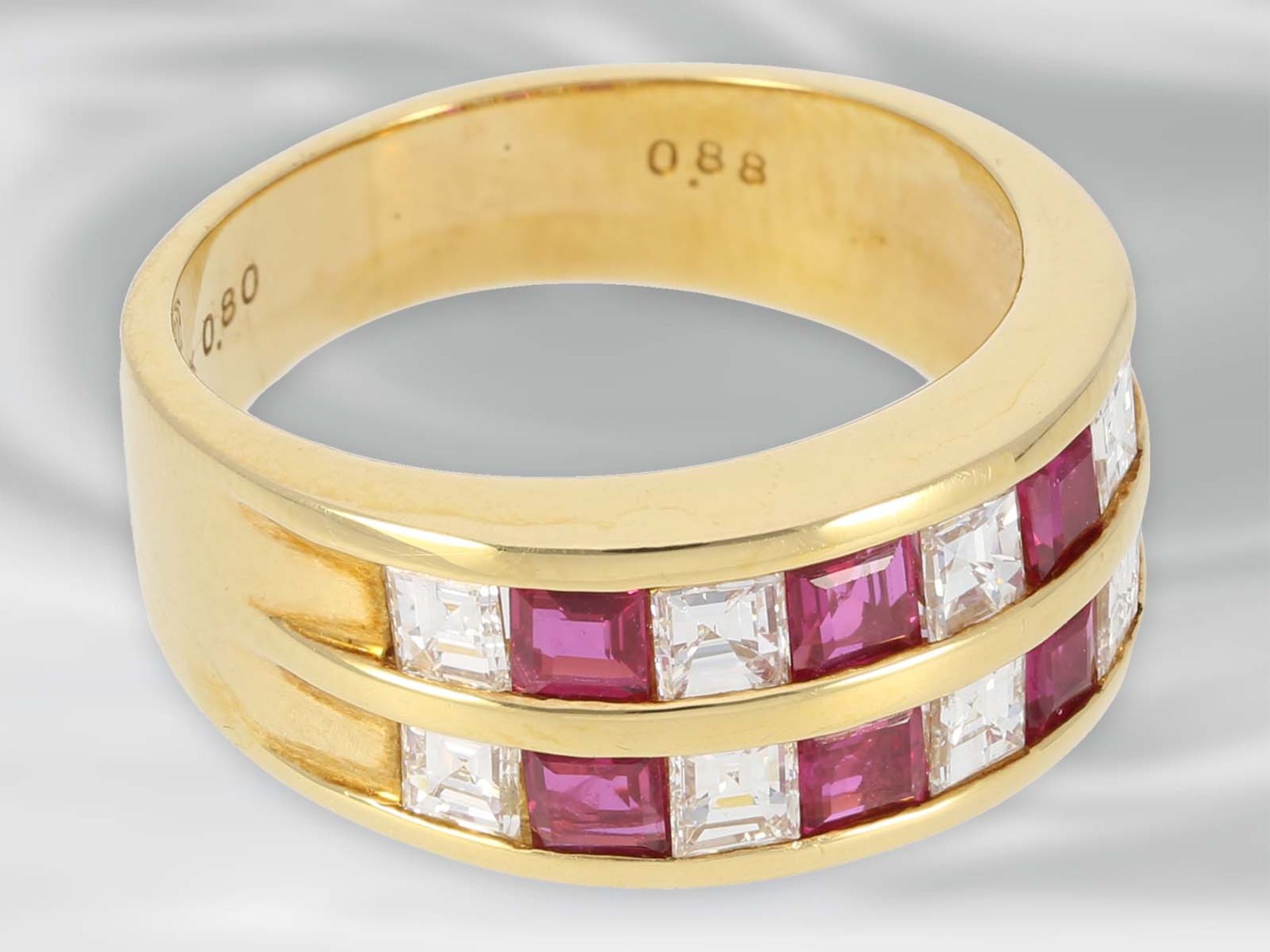 Ring: neuwertiger, klassischer Rubin/Diamant-Goldschmiedering, 1,68ct, 18K Gold, ungetragen, NP 3. - Bild 2 aus 3
