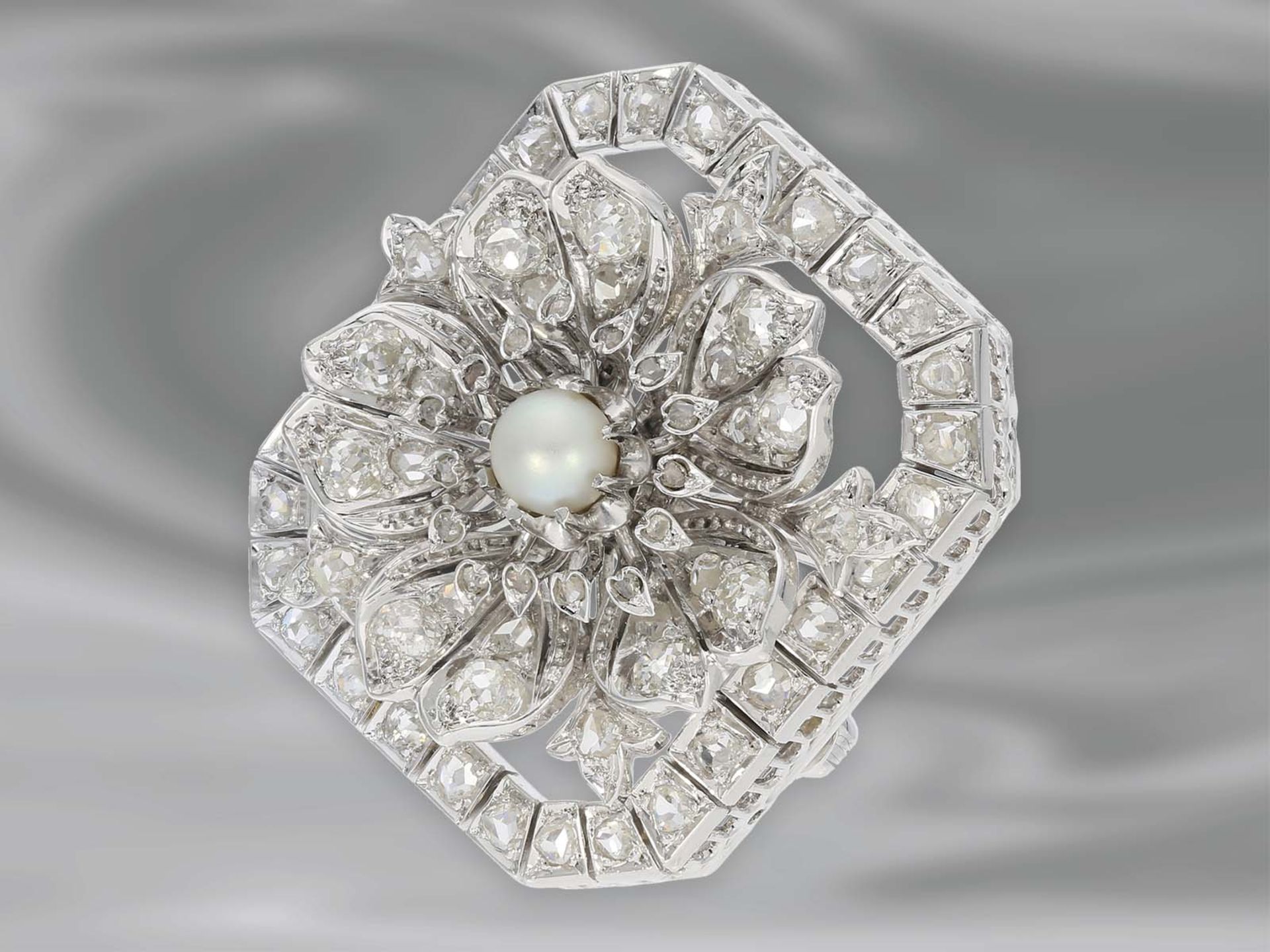 Brosche/Nadel: äußerst attraktive und aufwändig gearbeitete Diamant/Blüten-Brosche aus 18K Weißgold,
