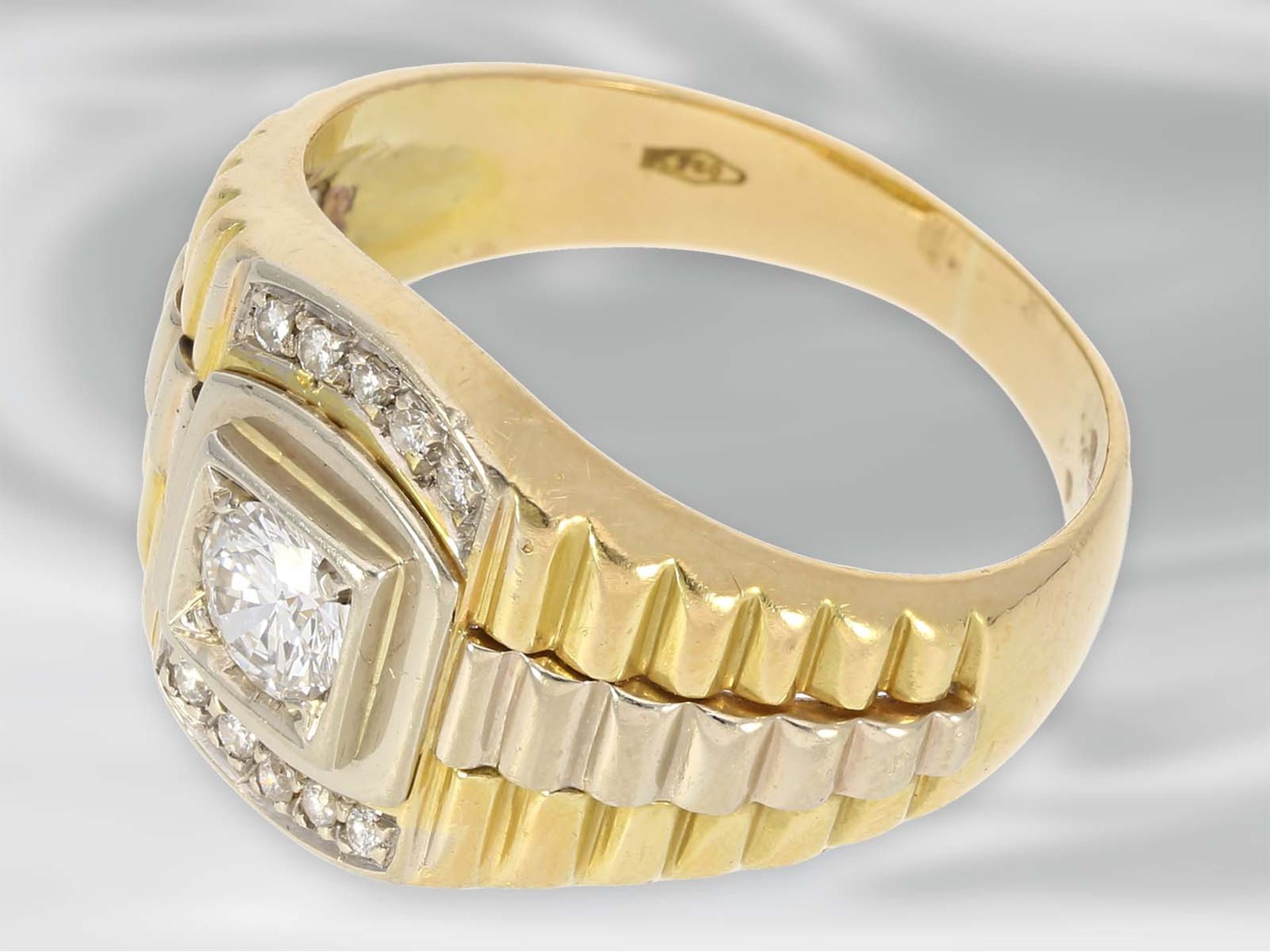 Ring: schwerer goldener Bicolor-Herrenring, mit hochfeinem Brillanten von ca. 0,44ct, 18K GoldCa. - Bild 2 aus 3