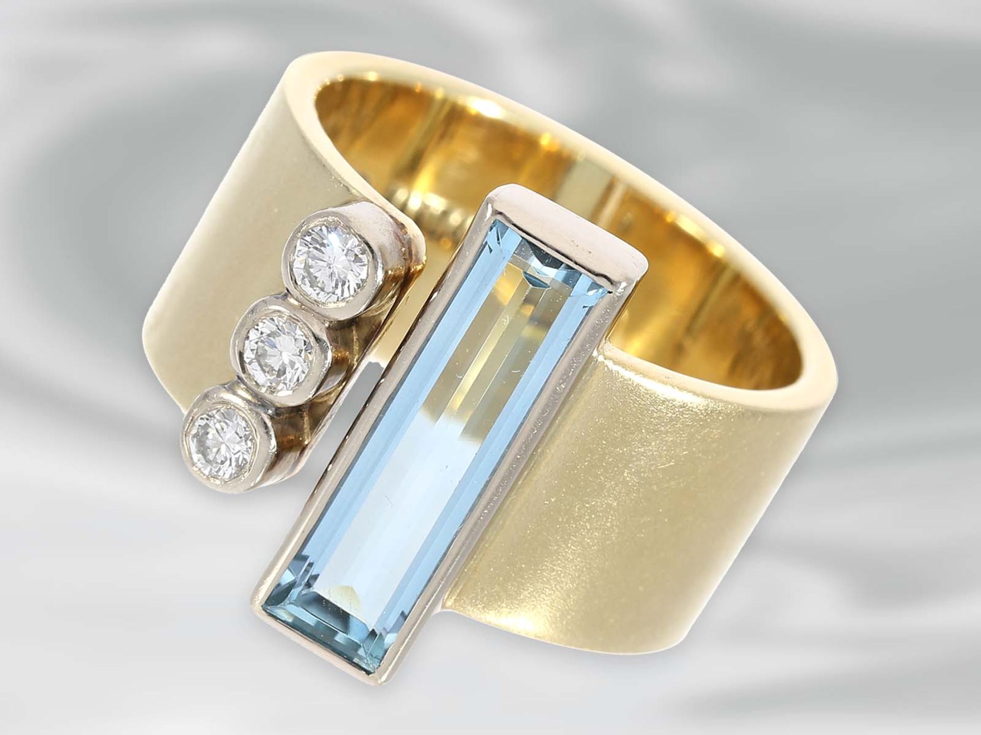Ring: ausgefallener Designer-Goldschmiedering mit Brillanten und Aquamarin, bez. HANDARBEIT, 14K