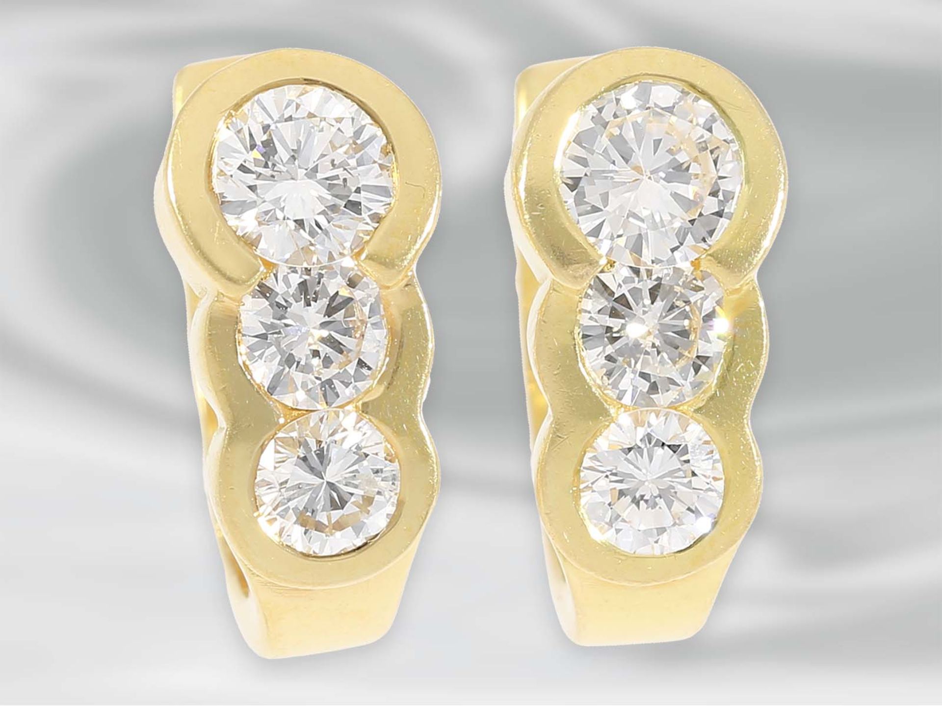 Ohrschmuck: attraktive kleine Brillantcreolen, ca. 1,2ct, 18K GelbgoldCa. 13mm lang, ca. 4,9g, 18K - Bild 3 aus 3