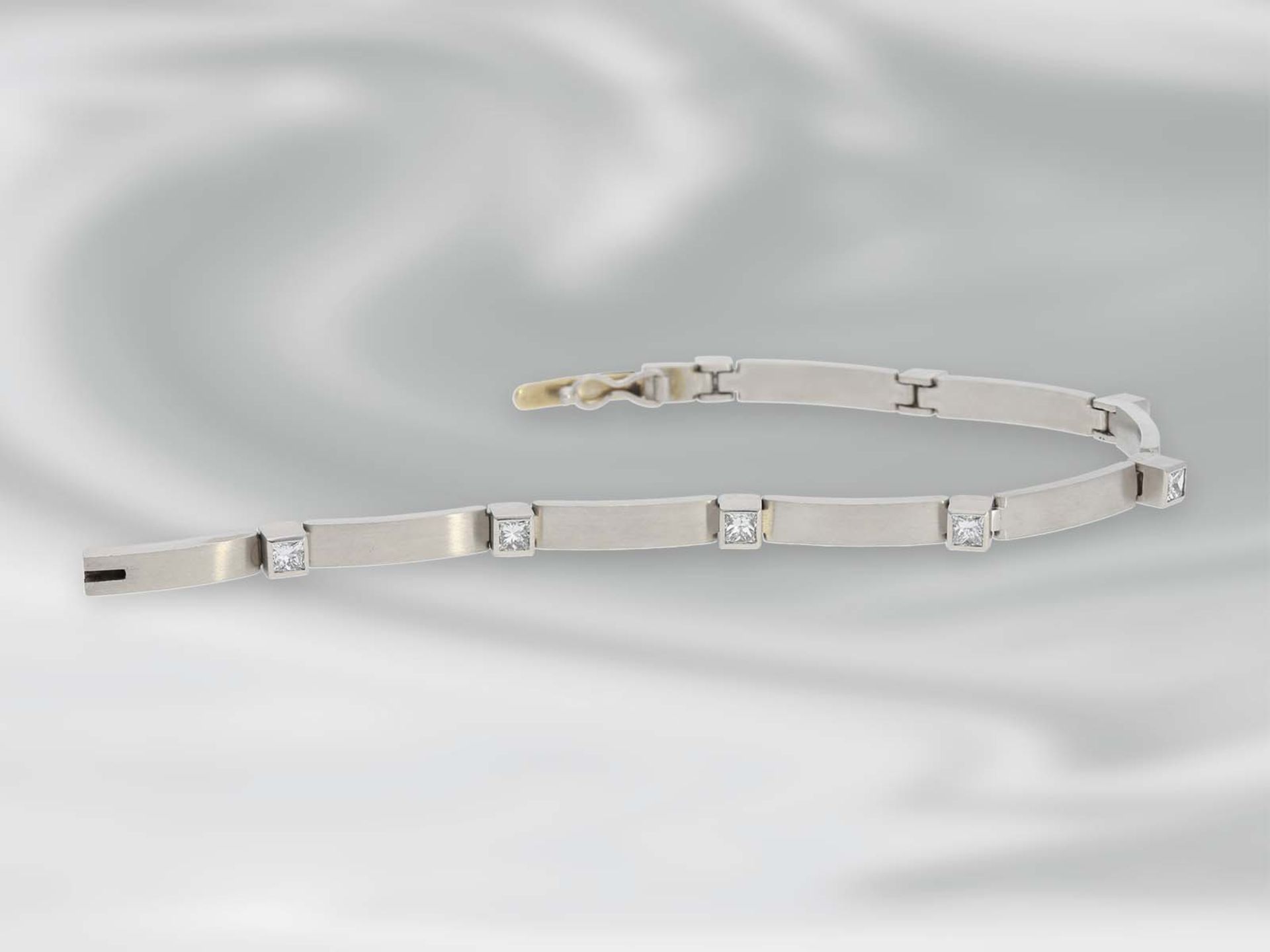 Armband: sehr solide gefertigtes, hochwertiges Platinarmband mit Diamantbesatz, ca. 1,5ct, - Bild 4 aus 5