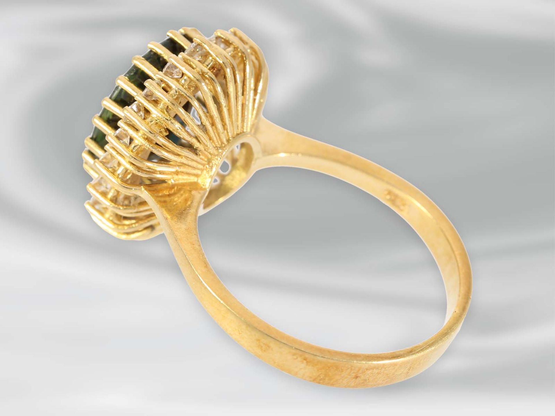 Ring: schöner vintage Saphirring mit Brillanten, insgesamt ca. 5,6ct, 18K GelbgoldCa. Ø19mm, RG60, - Bild 4 aus 4