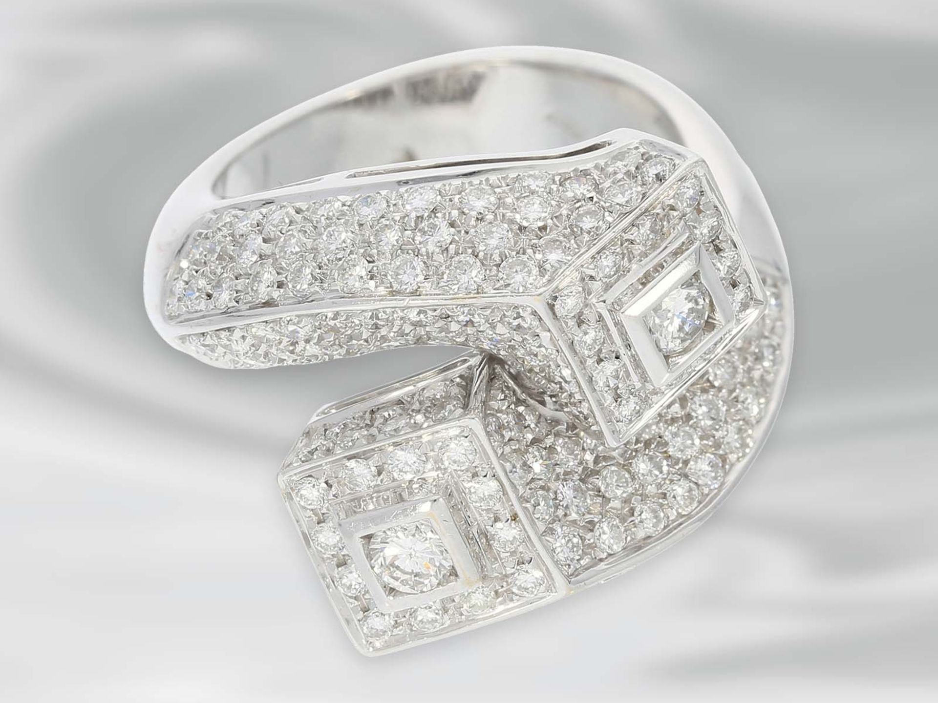 Ring: attraktiver, ausgefallener Designer Weißgoldring mit reichem Brillantbesatz, ca. 2,2ct, 18K - Bild 2 aus 3