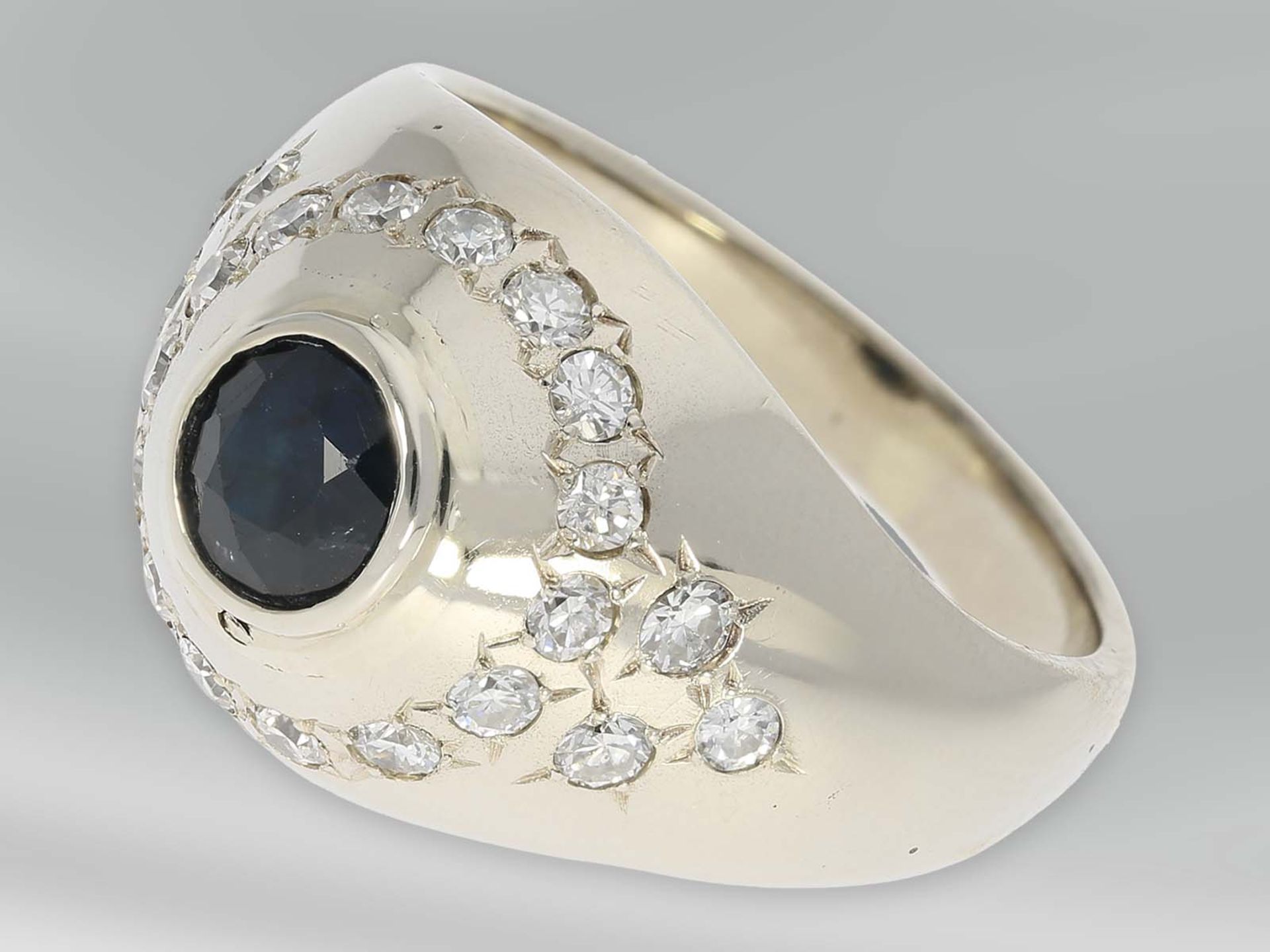Ring: massiver, schwerer Ring mit Brillanten und Saphir, 14K WeißgoldCa. Ø18mm, RG58, Breite oben
