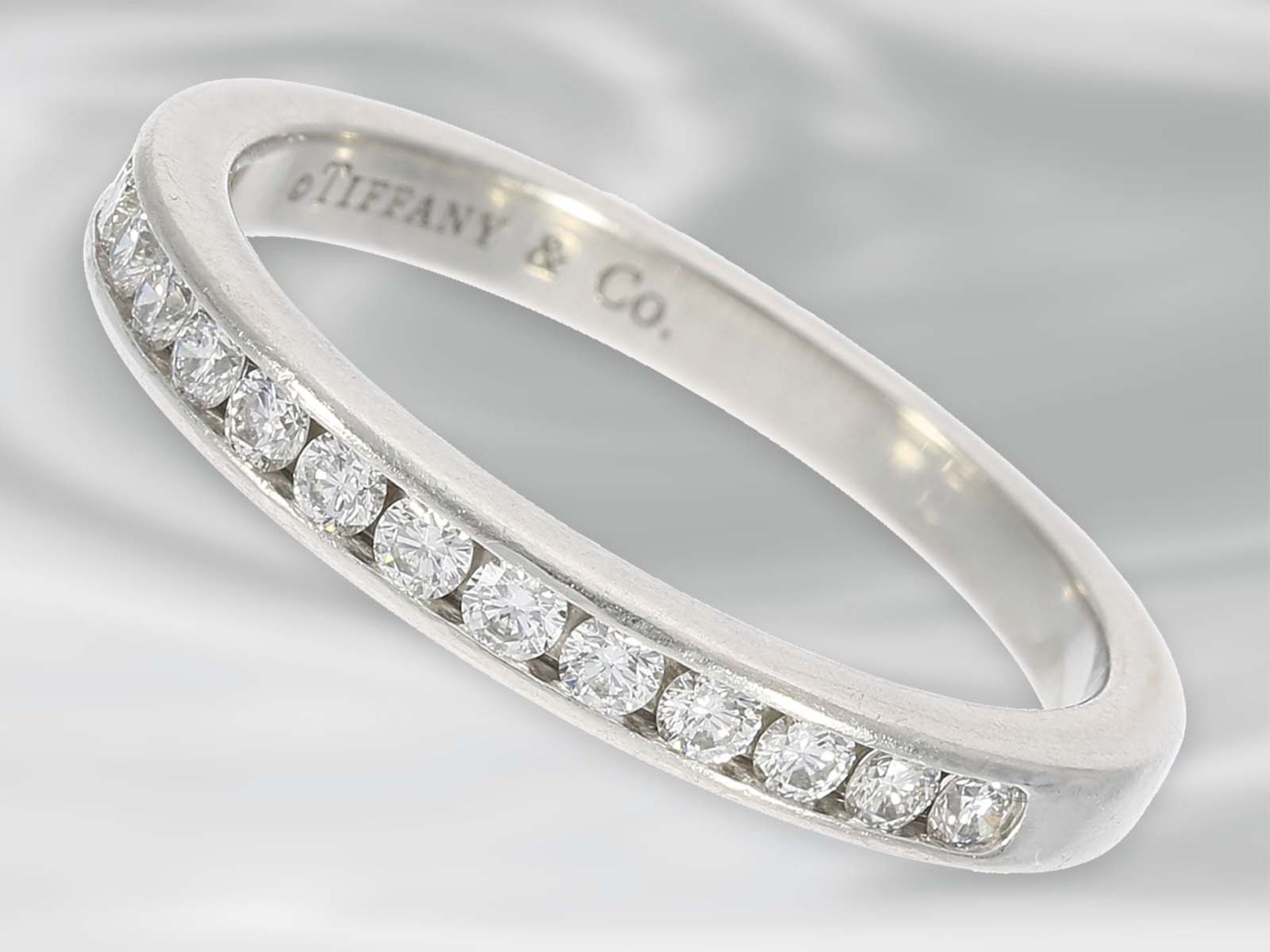 Ring: zierlicher Halb-Memoirering aus Platin, besetzt mit Brillanten, Markenschmuck von Tiffany & - Bild 2 aus 2