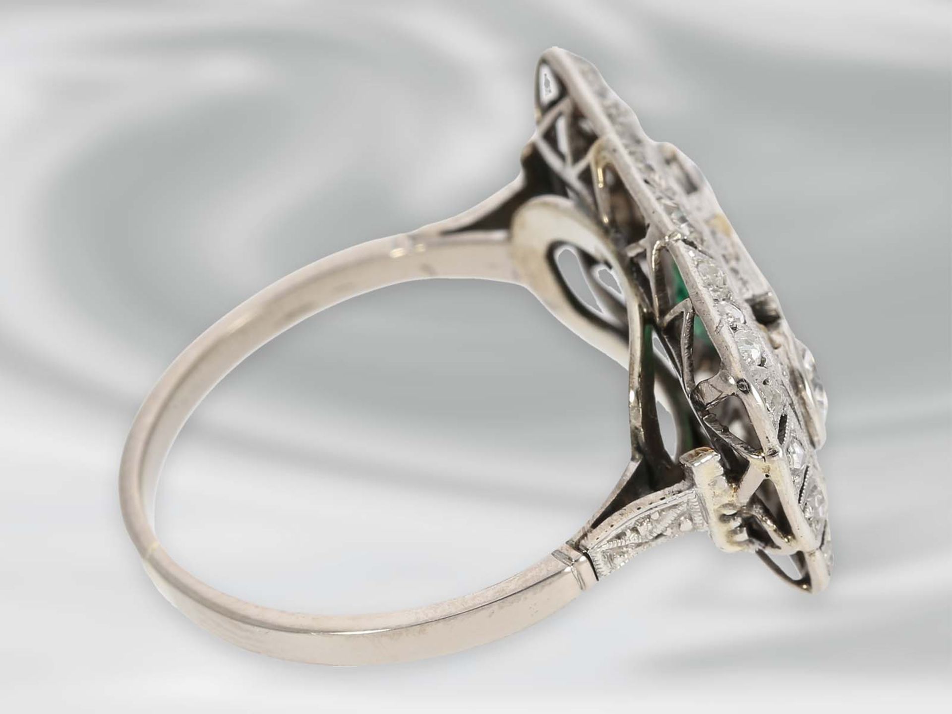 Ring: hochfeiner Art déco Diamantring mit Smaragd, 14K WeißgoldCa. Ø18mm, RG57, Ringkopf ca. 22,5 - Image 2 of 4