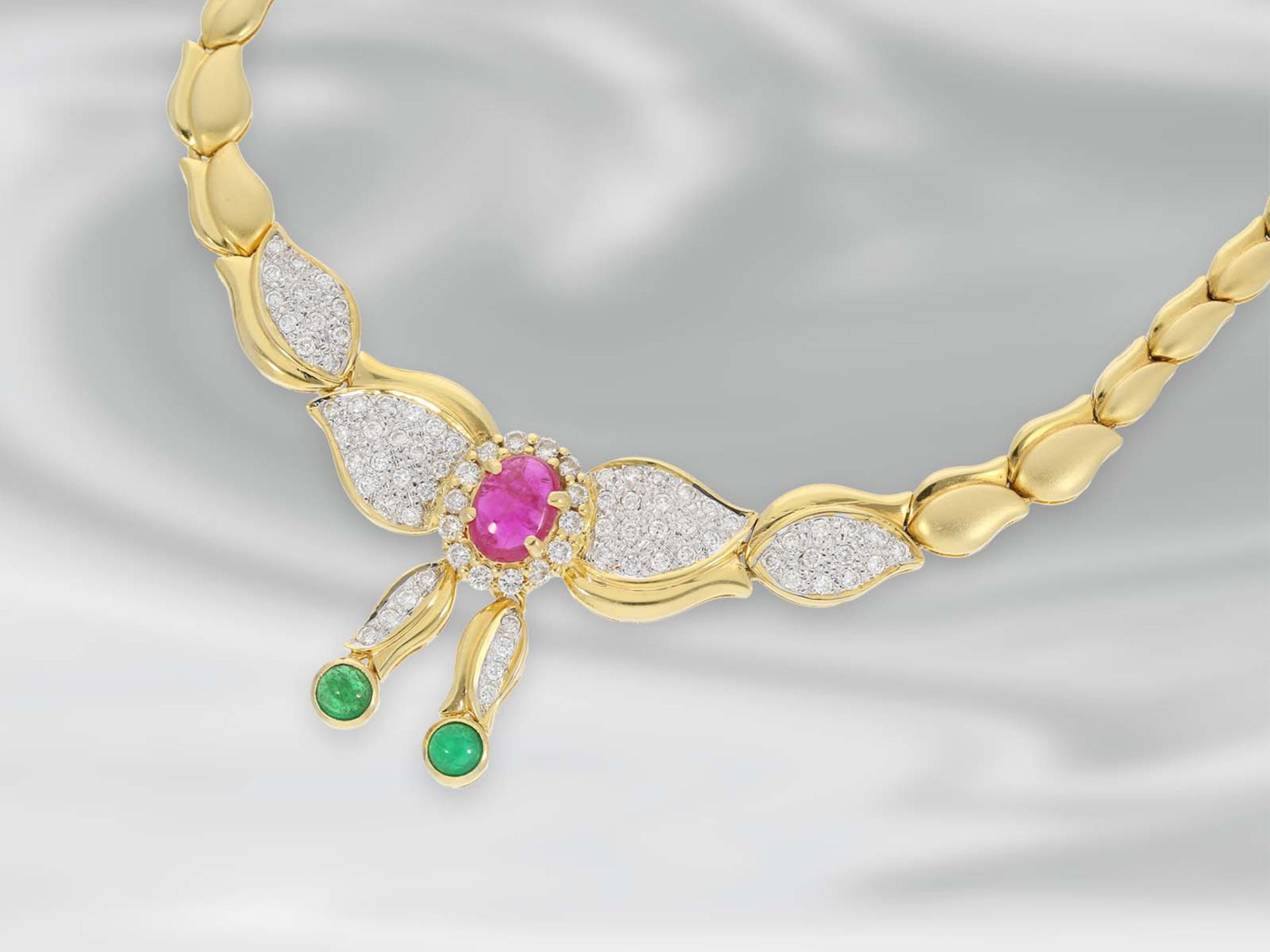 Kette/Collier: neuwertiges Collier in floralem Muster mit Brillant-, Rubin-, Smaragdbesatz, 18K