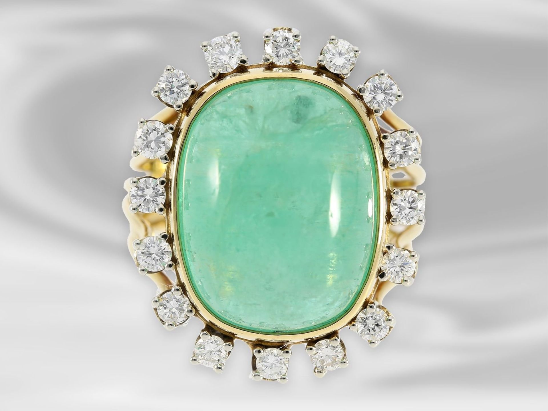 Ring: dekorativer, handgearbeiteter vintage Damenring mit Diamanten und großem Smaragd von ca.