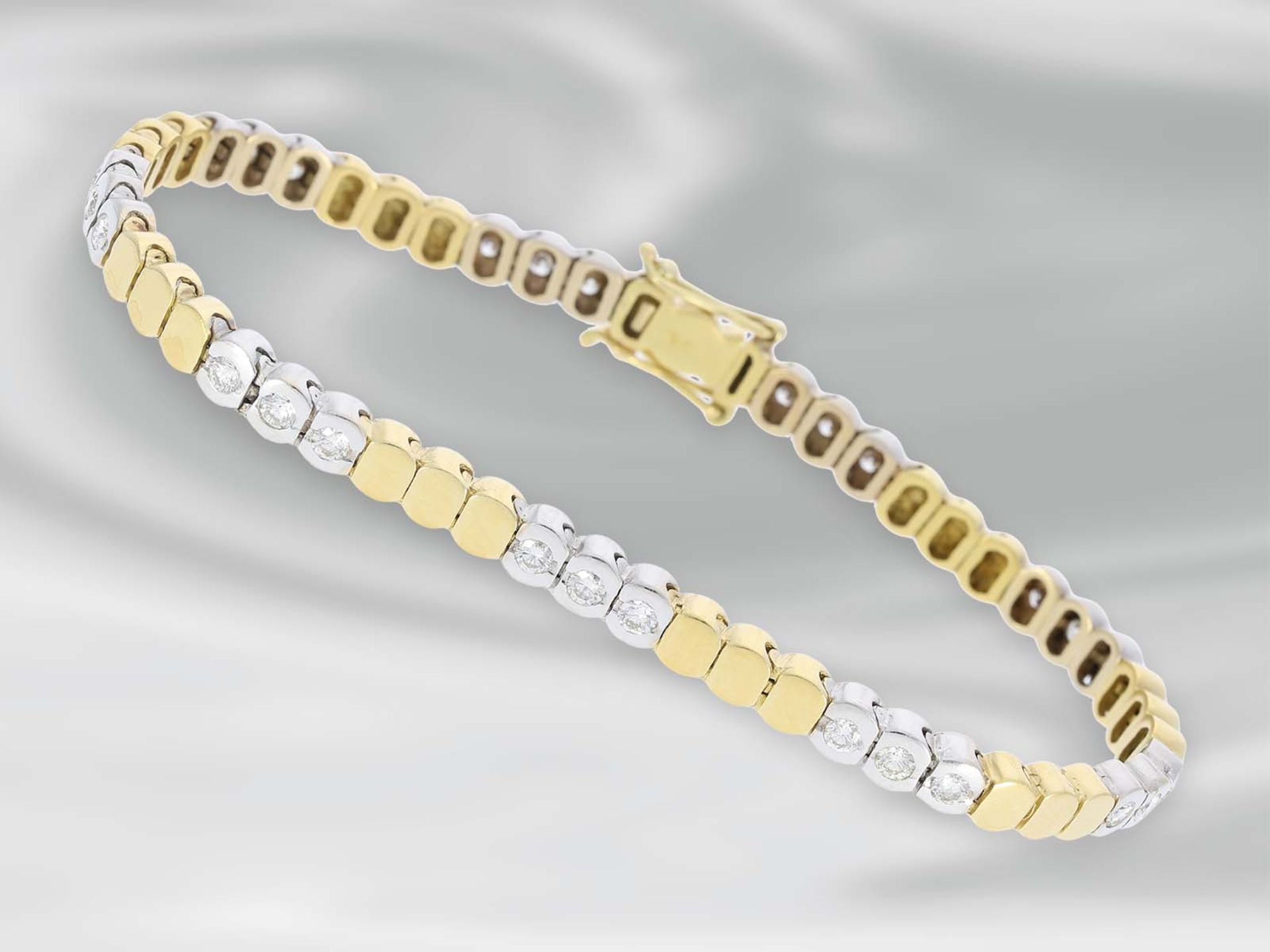 Armband: sehr attraktives Bicolor-Armband mit Brillanten, ca. 1ct, 18K Gelbgold/WeißgoldCa. 18cm
