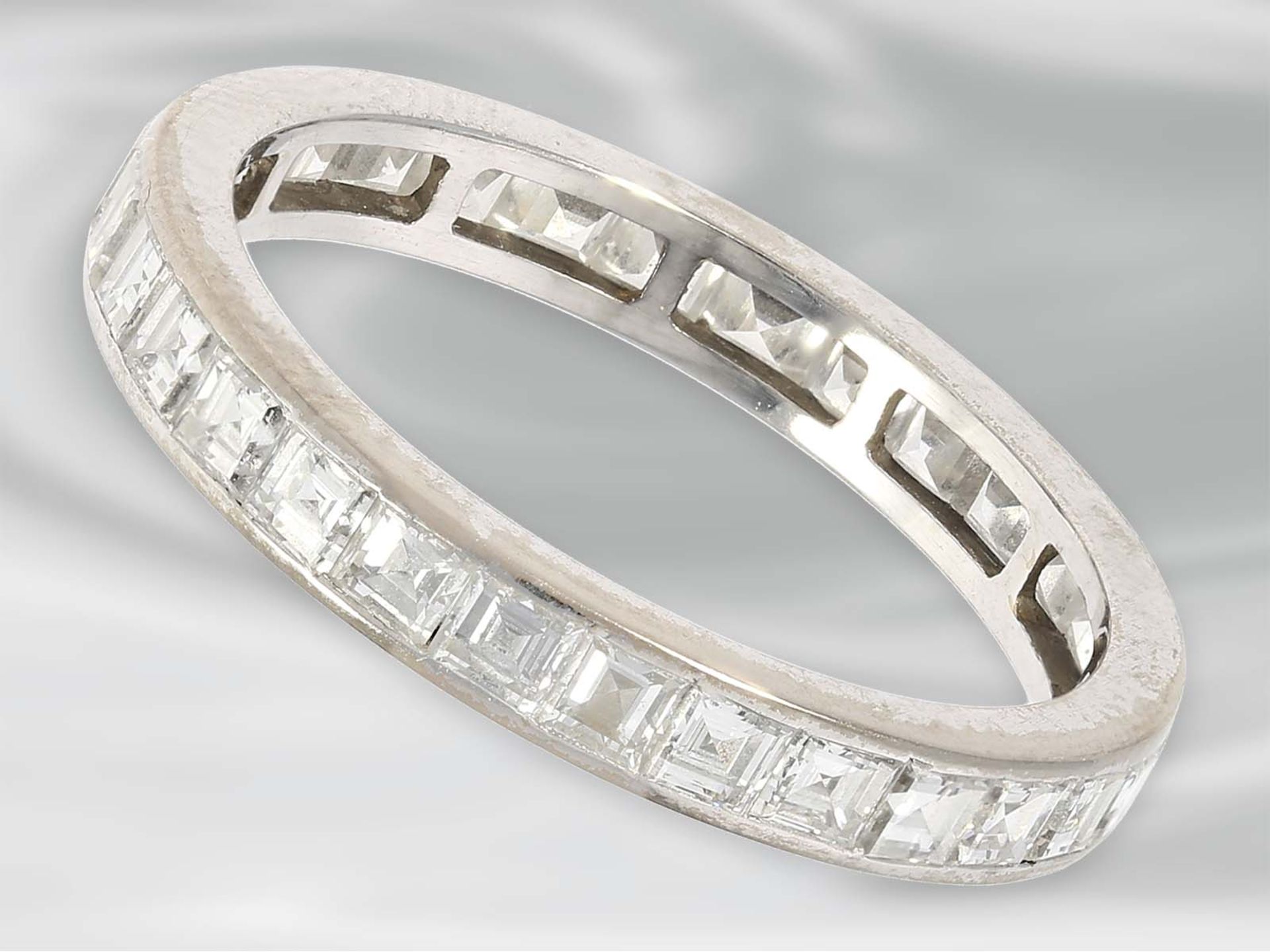 Ring: feiner weißgoldener Memoirering mit hochwertigen Diamanten im Karreeschliff, ca. 2,4ct, 18K