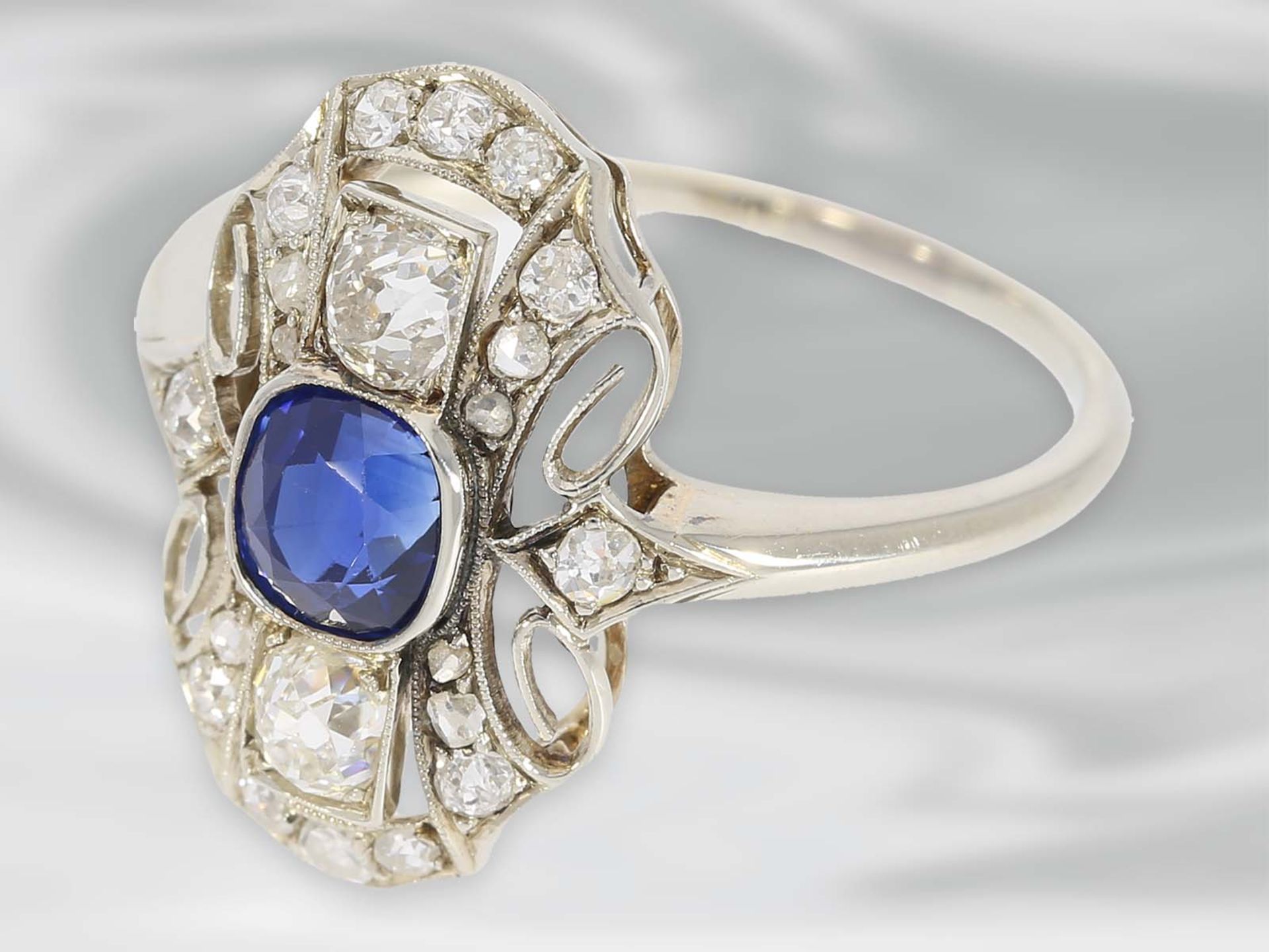 Ring: dekorativer zierlicher antiker Weißgoldring mit Diamanten und blauem Farbstein, 14K GoldCa. - Image 2 of 3