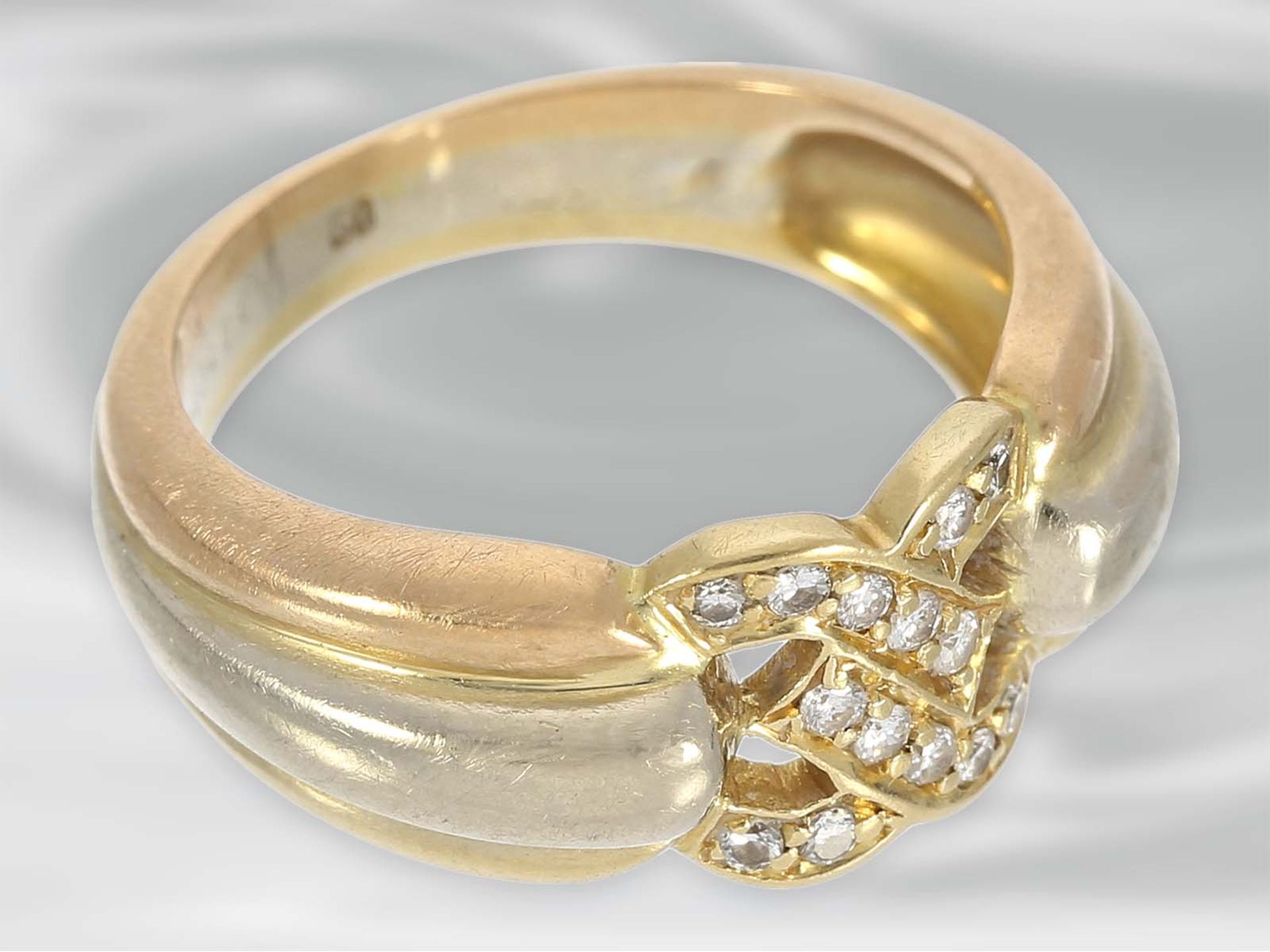 Ring: dekorativer Bicolor-Brillantring, 18K GoldCa. Ø15,5mm, RG49, Breite oben ca. 8,5mm, ca. 6, - Bild 2 aus 2