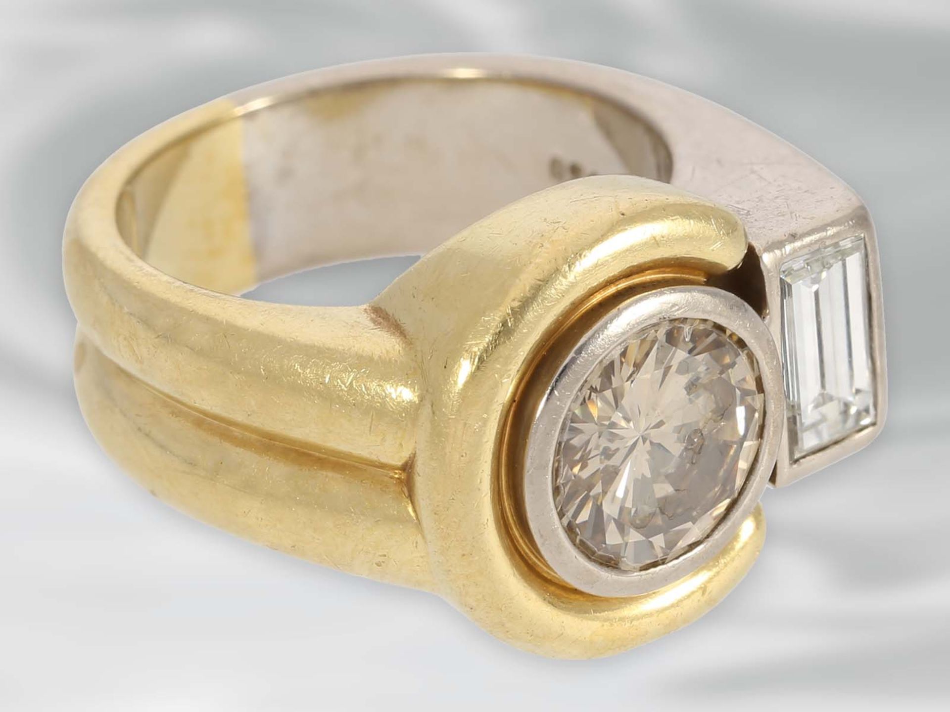 Ring: moderner Designer-Goldschmiedering mit großem fancy Brillant, ca. 1,89ct, 18K GoldCa. Ø16,5mm, - Bild 2 aus 3