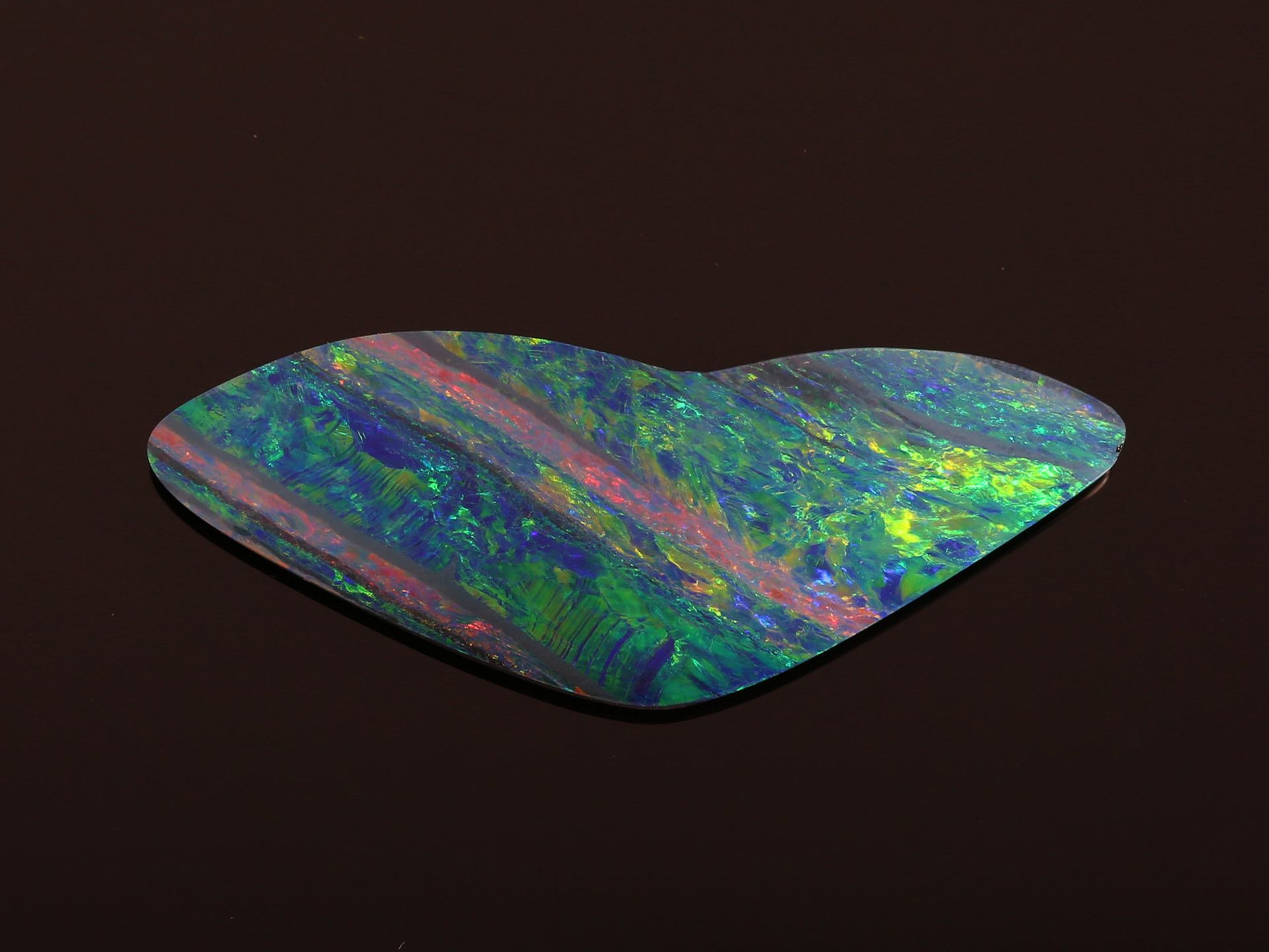 Opal: Opaldoublette in Spitzenqualität mit intensiv opalisierenden Farben, ca. 7,4ctCa. 38,1 x 14,