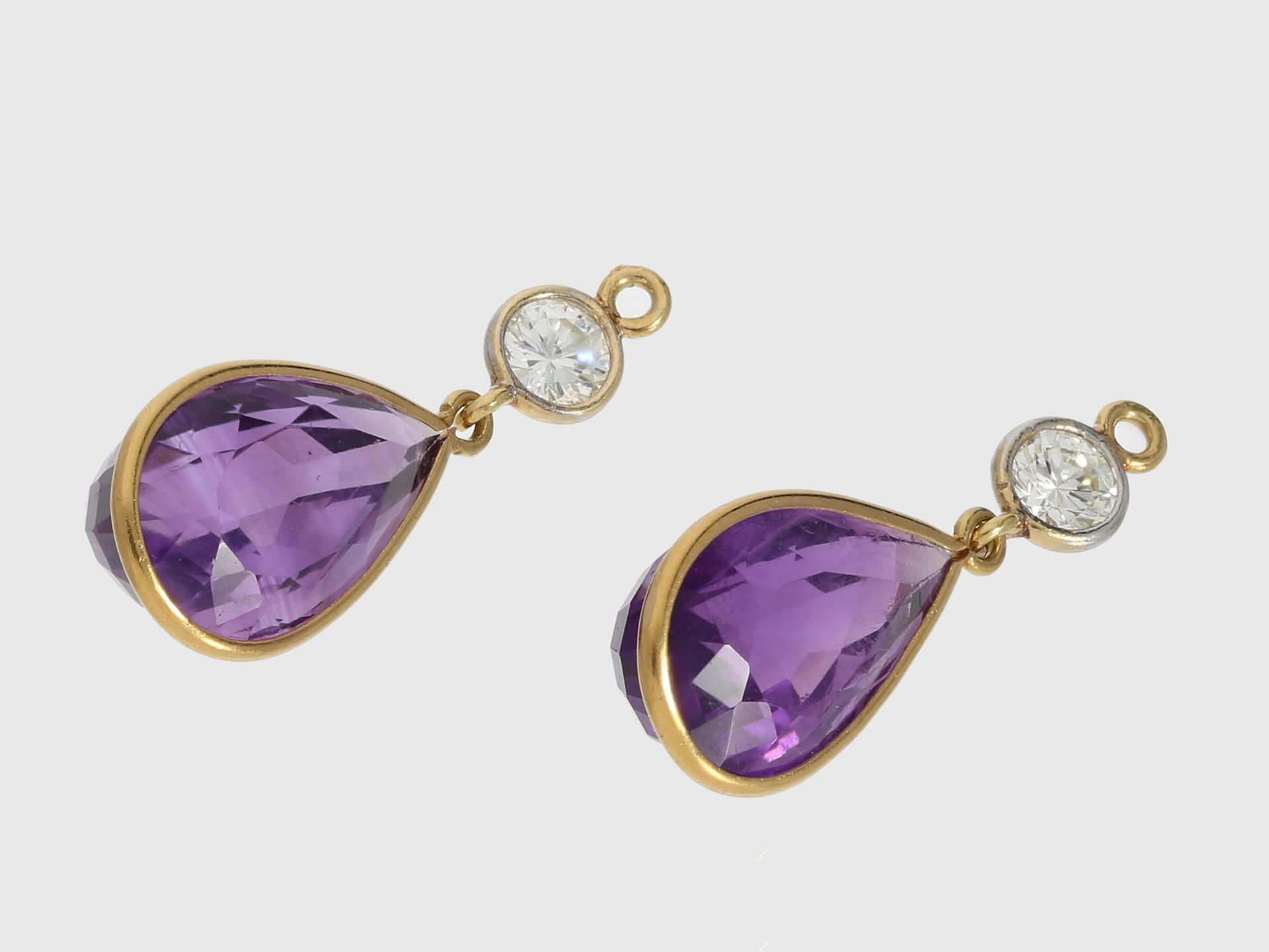 Ohrschmuck: feine Einhänger für Ohrringe, Amethysttropfen mit Brillanten, 18K GelbgoldCa. 25mm lang,