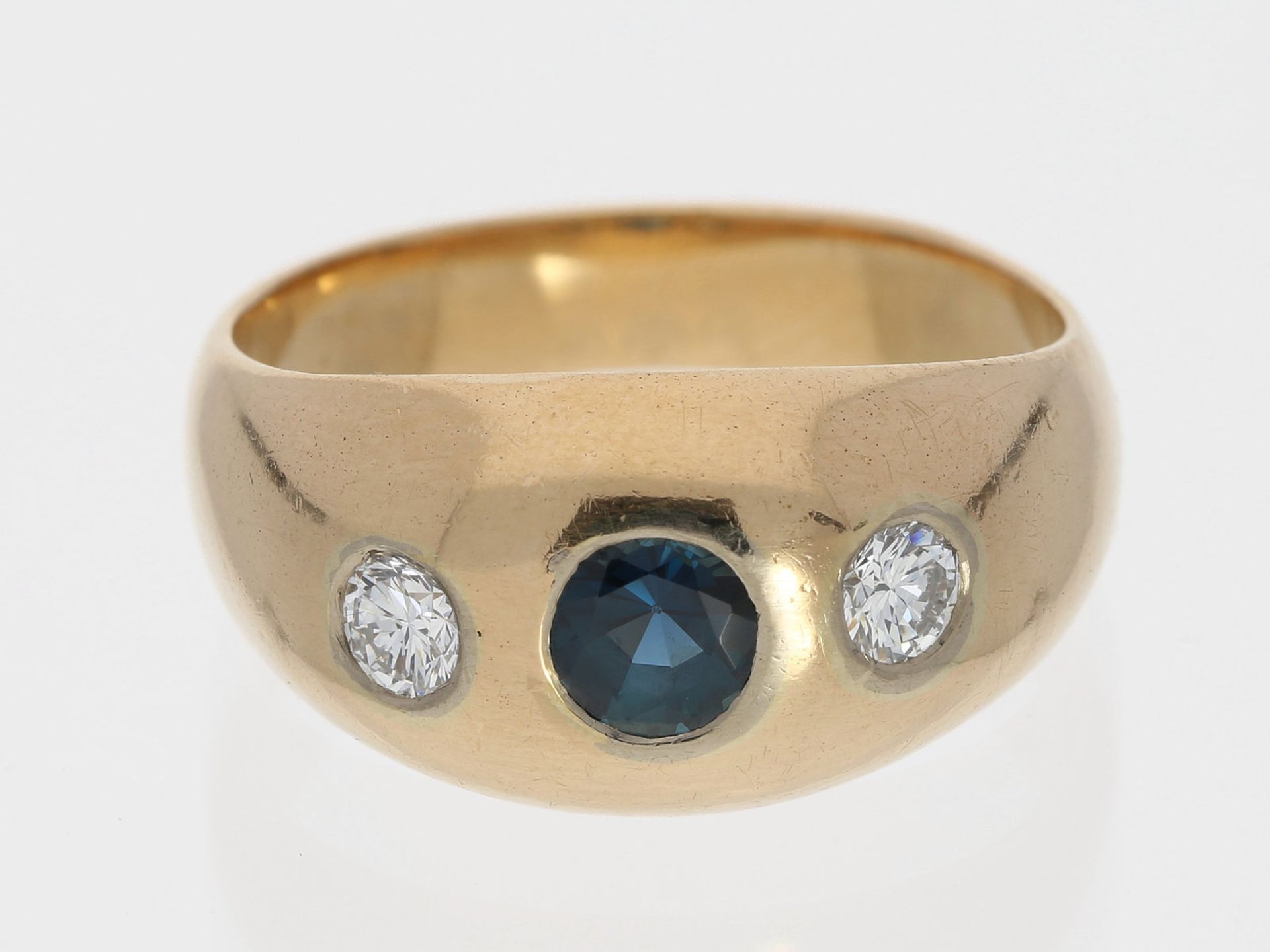 Ring: massiver, handgearbeiteter vintage Herren-Bandring mit feinen Brillanten und Saphir, ca.