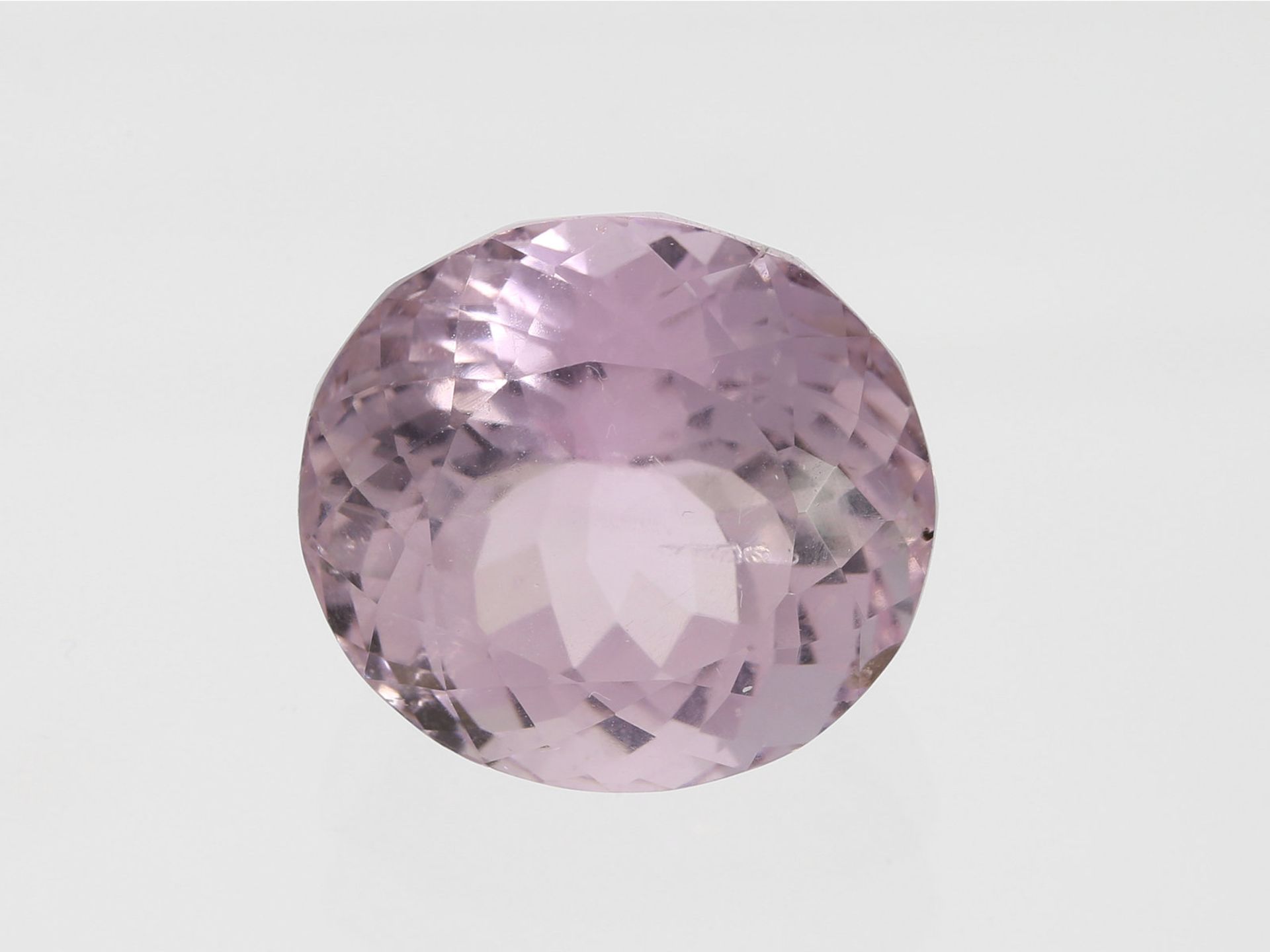 Kunzit : 1 facettiert geschliffener Kunzit, ca. 19,6ct1 Kunzit, leicht oval und facettiert ca. 16,