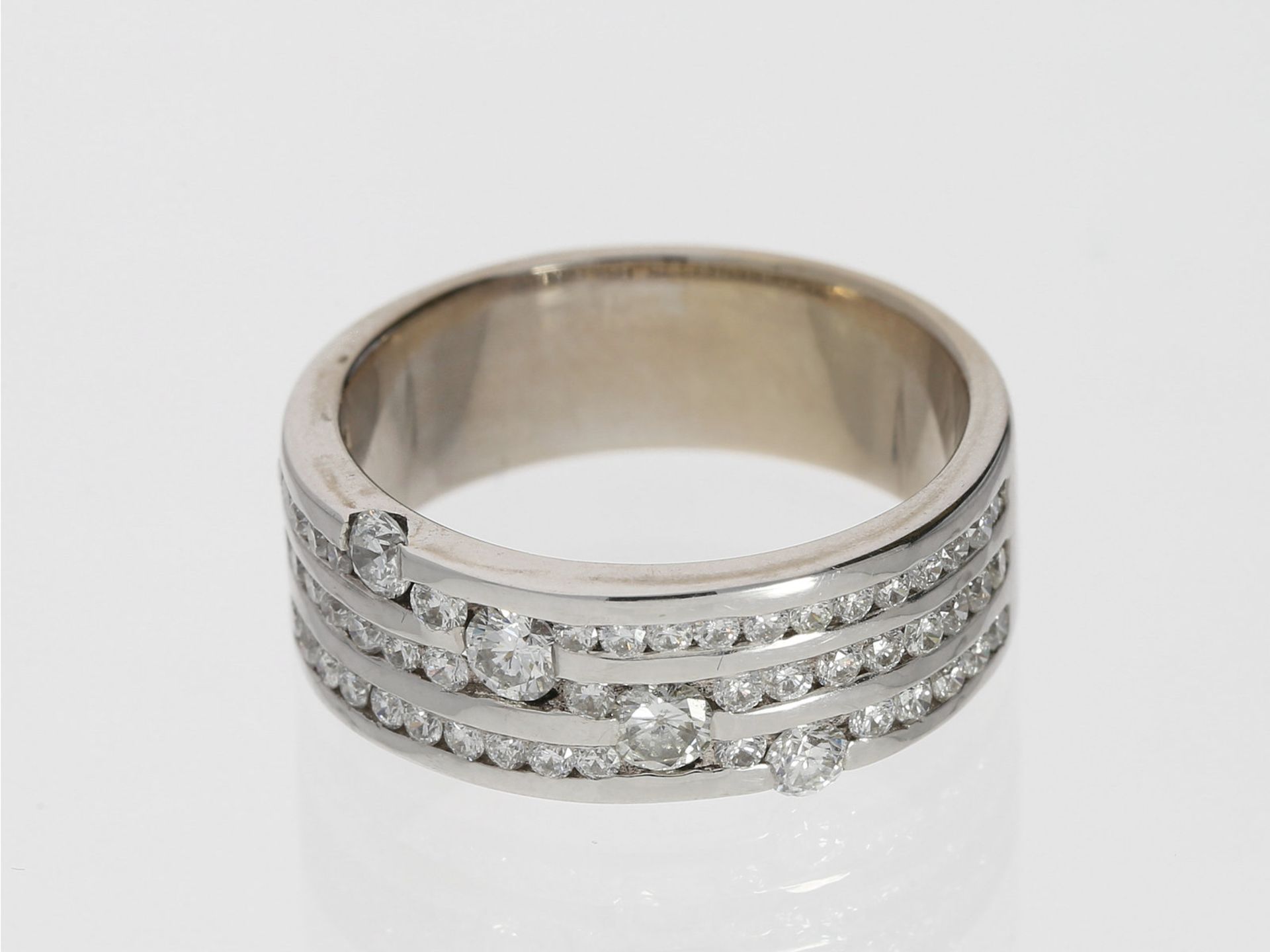 Ring: attraktiver weißgoldener Brillantring, ca. 0,78ct, 18K GoldCa. Ø17,5mm, RG56, Breite oben