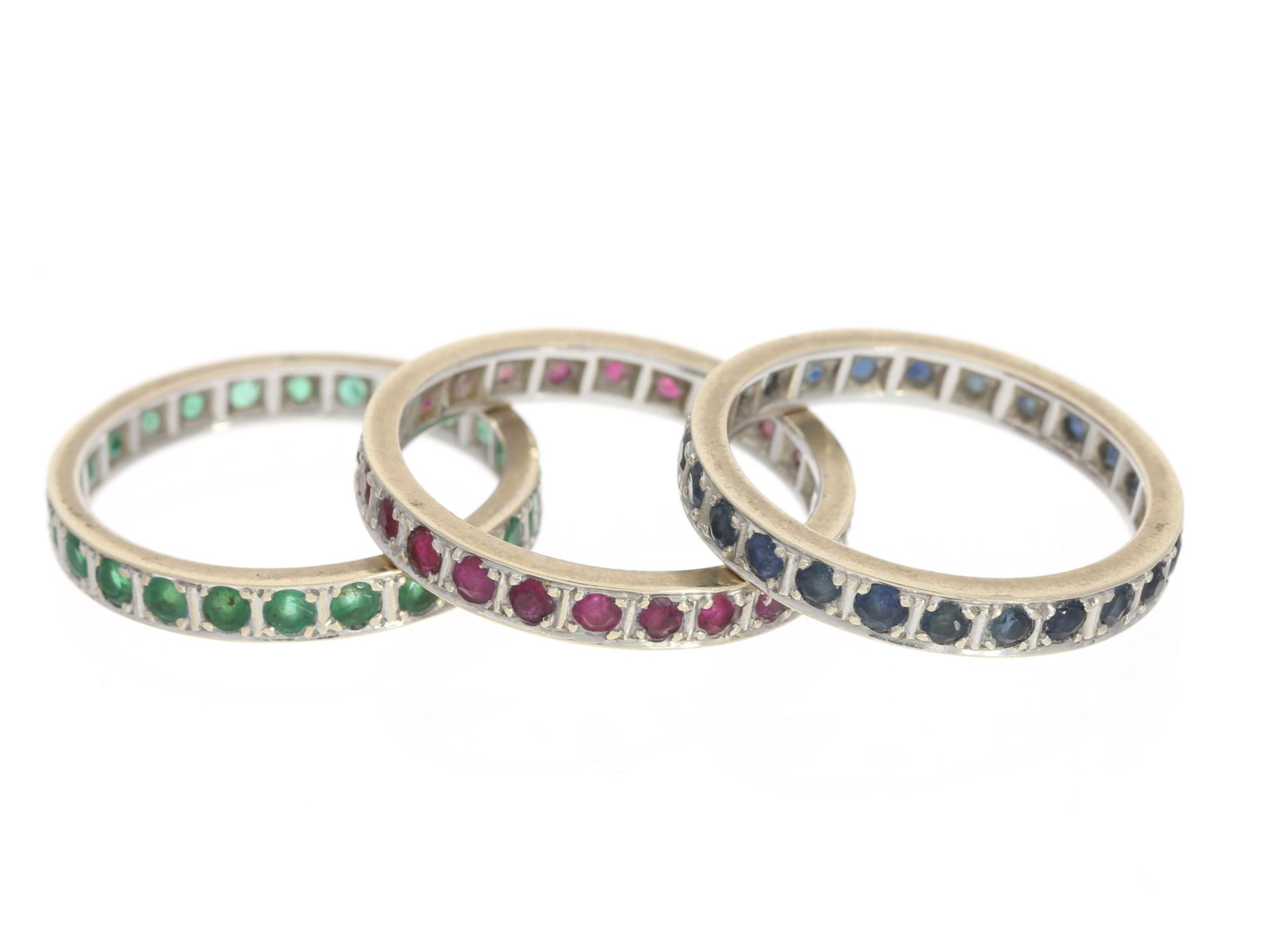 Ring: dekoratives Memoire-Ringset mit Rubinen, Smaragden und Saphiren, 18K WeißgoldRingset bestehend