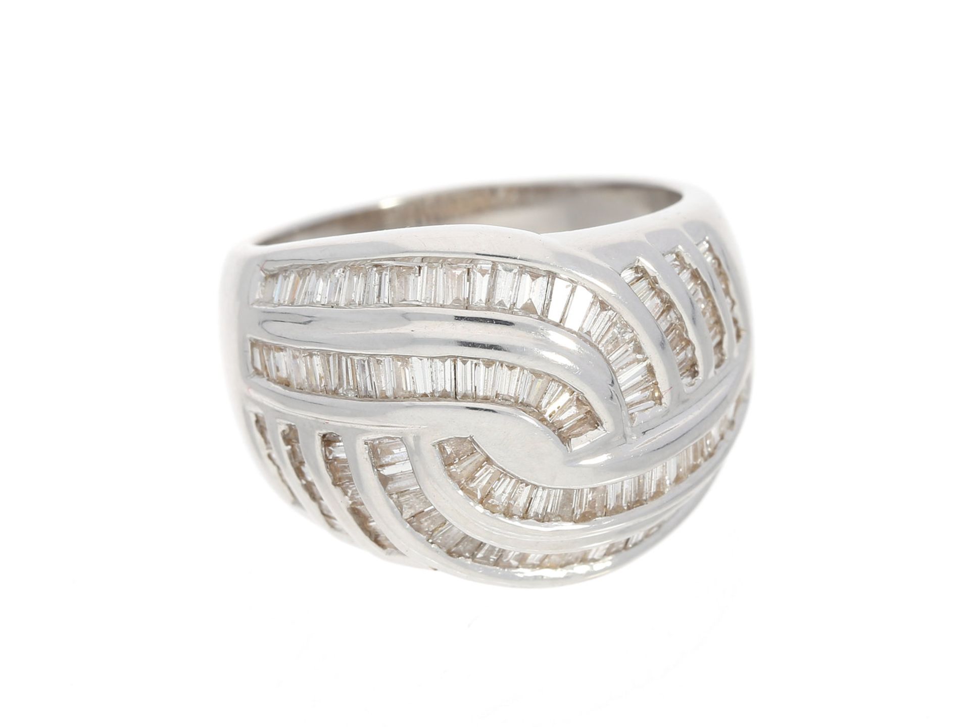 Ring: moderner hochwertiger Weißgoldring mit Diamanten im Trapez- und Baguetteschliff, ca. 2,63ct,