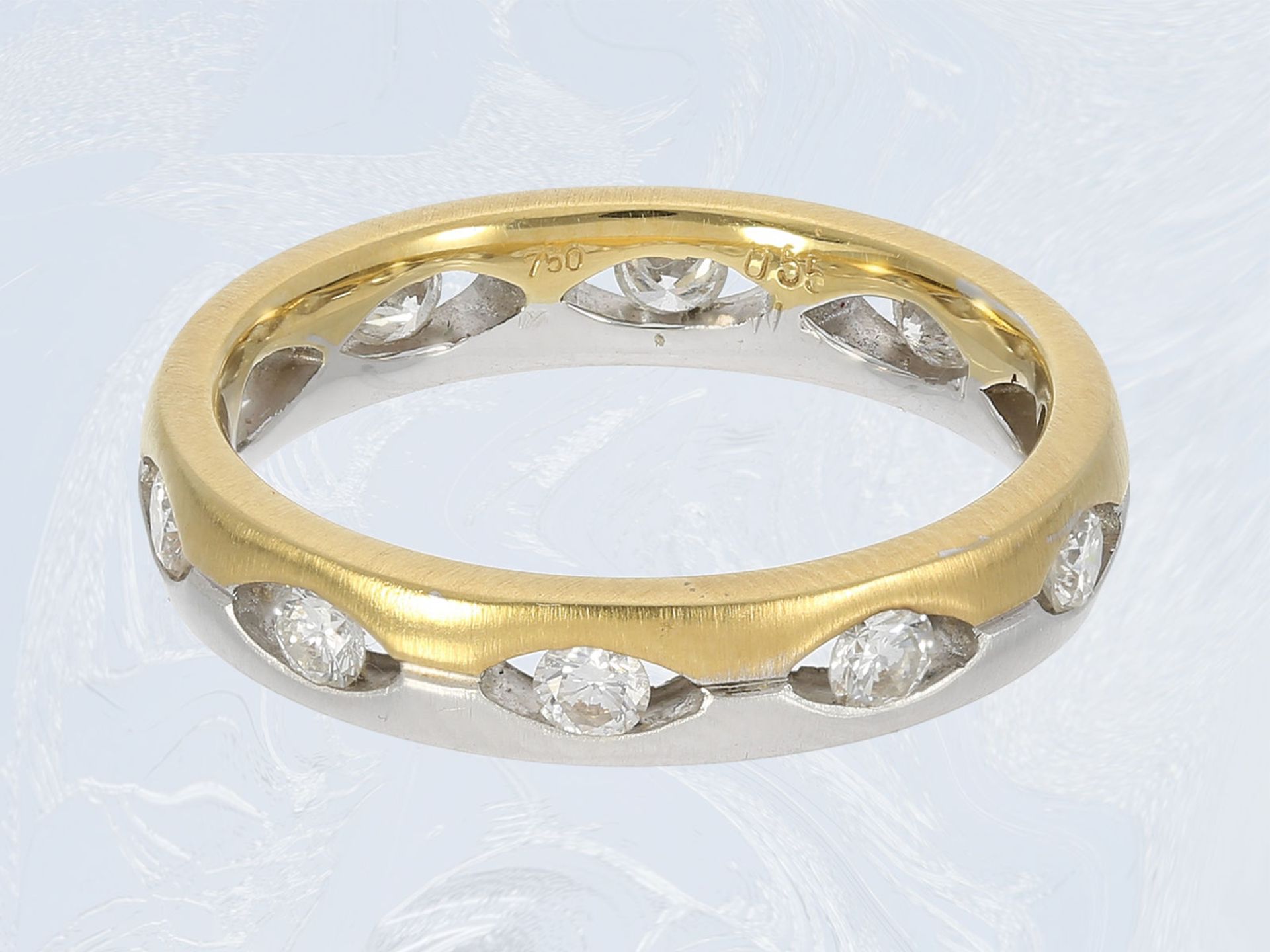 Ring: schöner und ausgefallener neuwertiger Brillant/Memoirering, 0,55ct, 18K BicolorCa. Ø16,5mm, - Bild 2 aus 2
