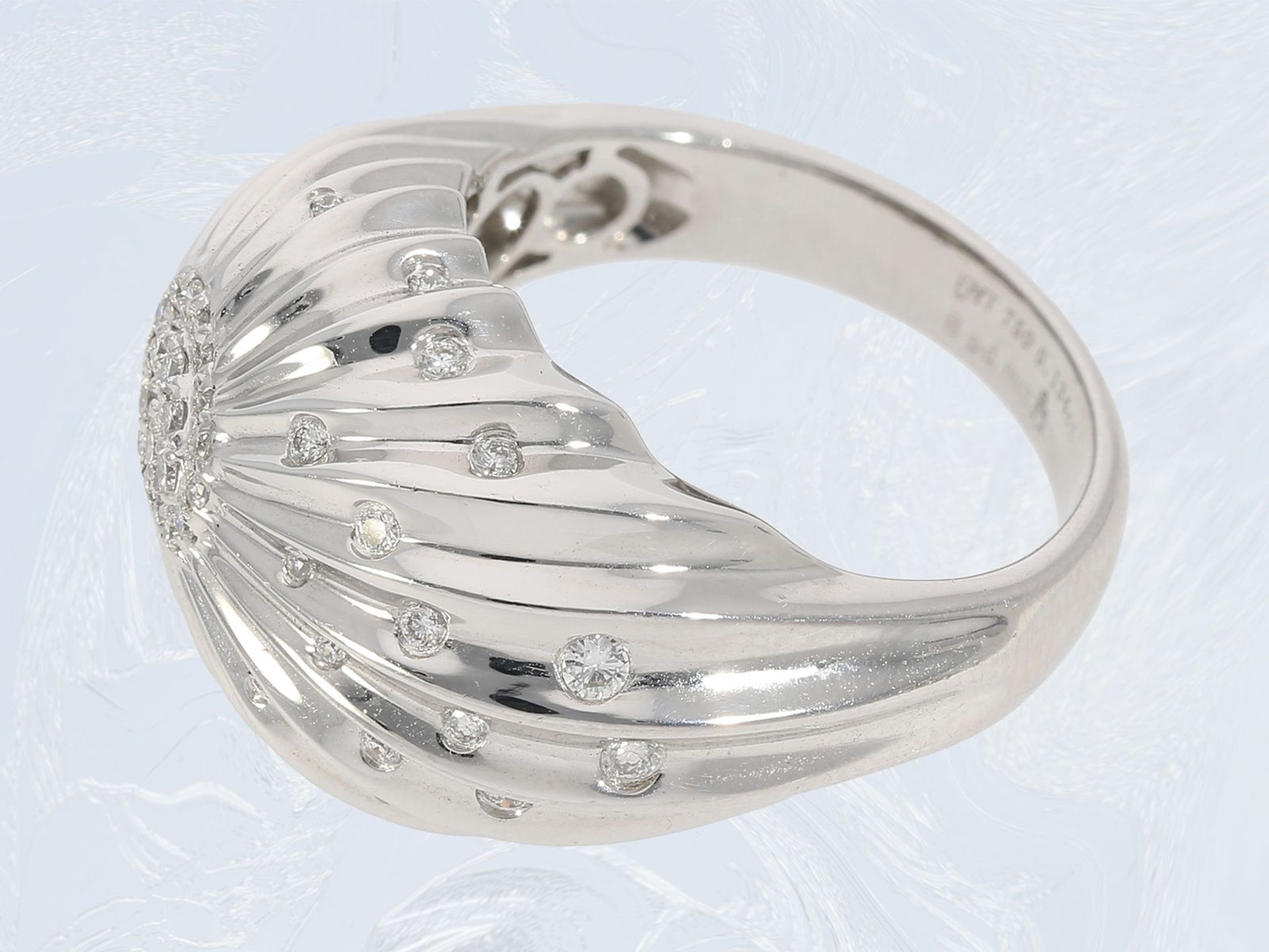 Ring: Weißgoldring in fantasievollem Design mit Brillantbesatz, ca. 0,13ct, 18K Gold, feiner - Image 3 of 3