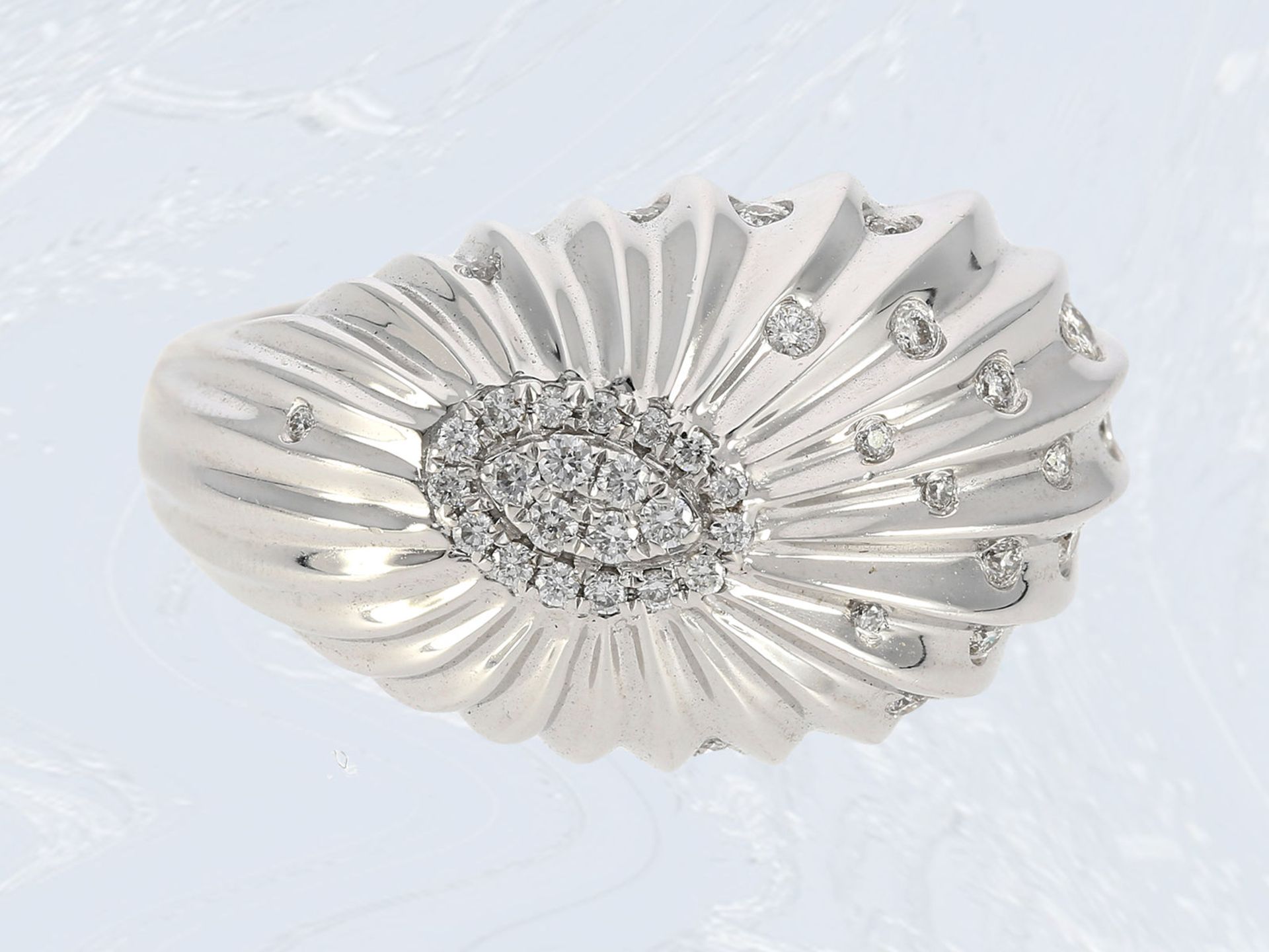 Ring: Weißgoldring in fantasievollem Design mit Brillantbesatz, ca. 0,13ct, 18K Gold, feiner - Image 2 of 3