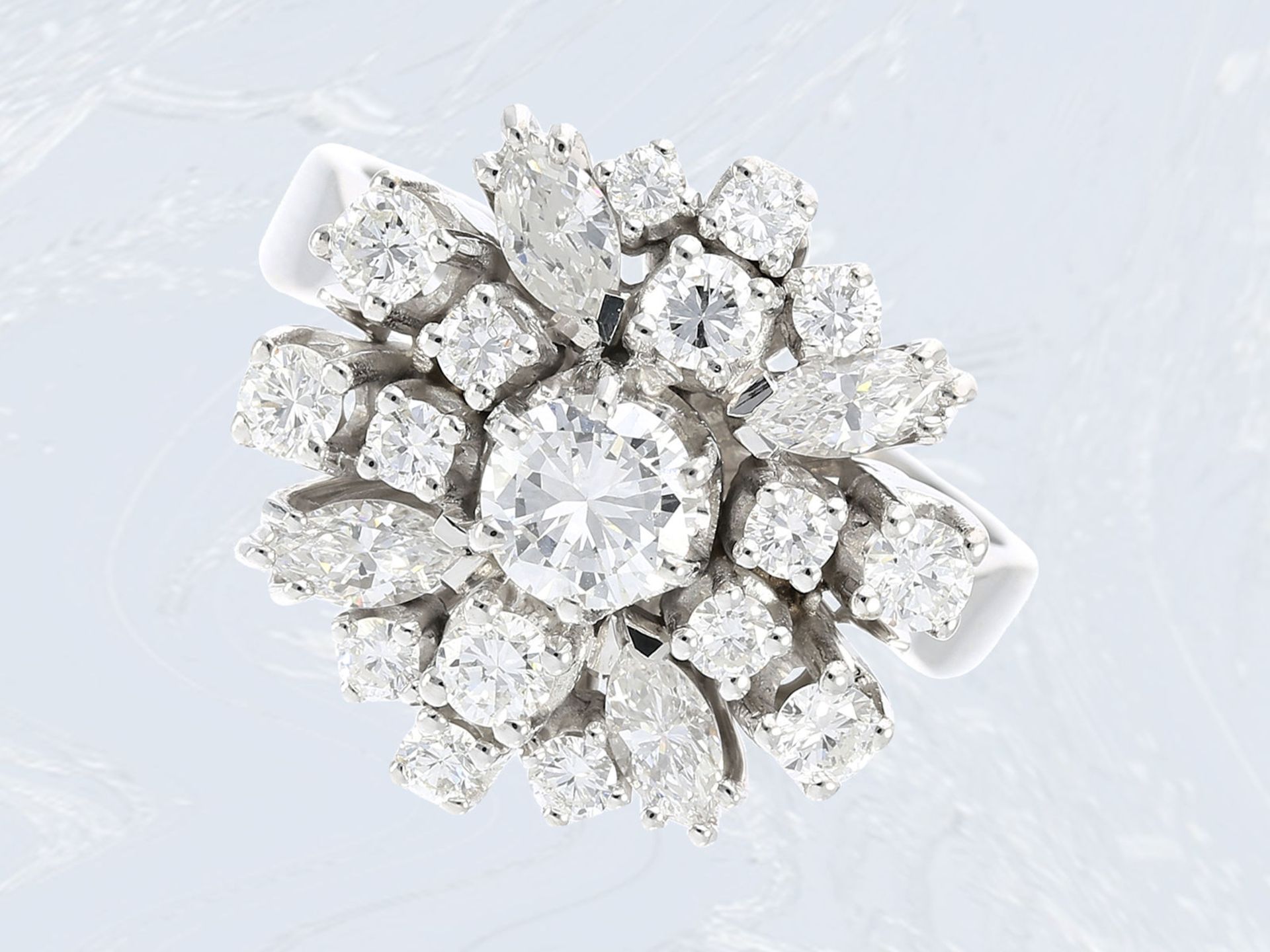 Ring: äußerst attraktiver, sehr hochwertiger Blütenring mit hochfeinem Brillant-/Diamantbesatz,