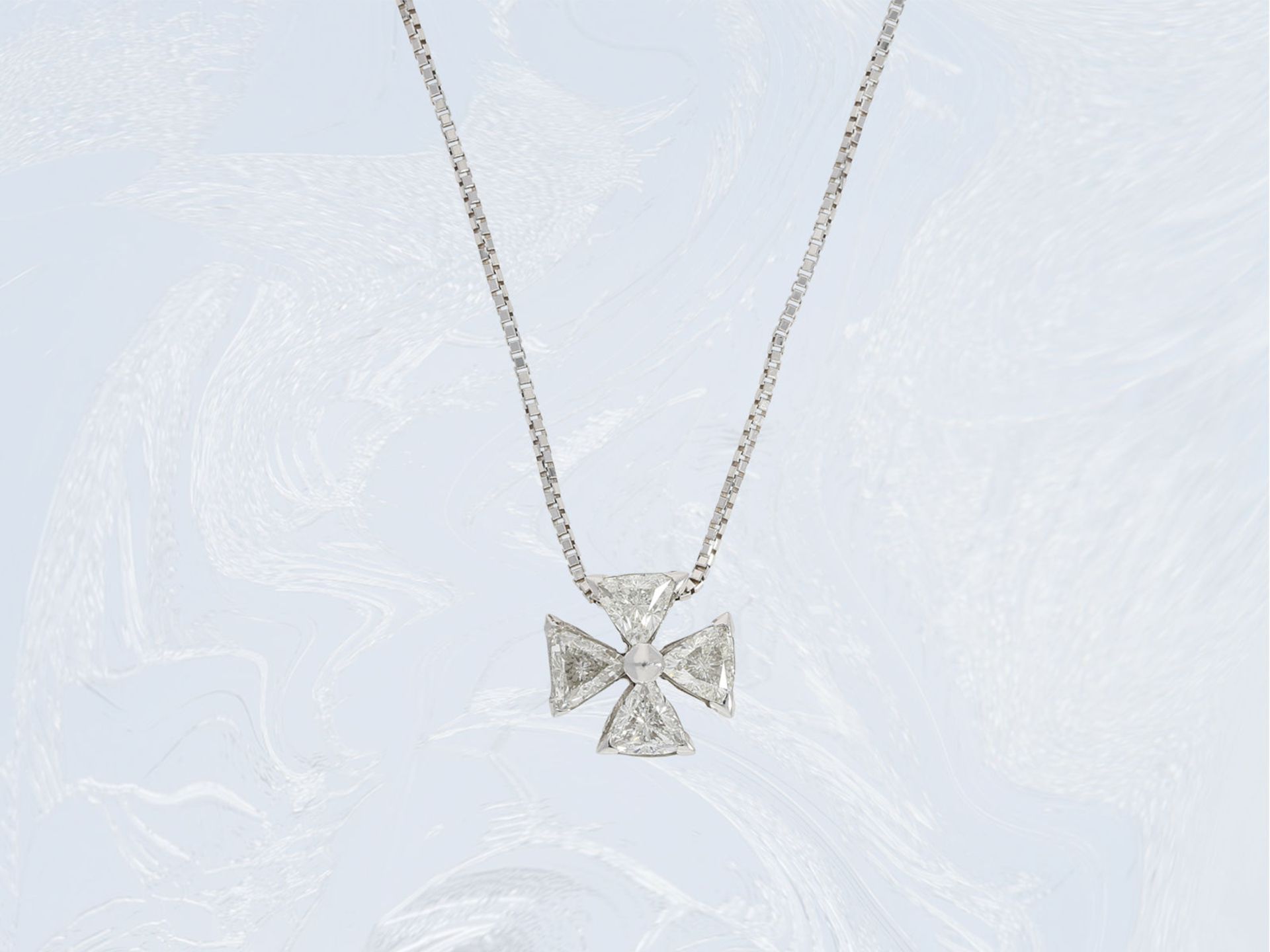 Kette/Collier: zierliches Collier mit hochwertigem Diamant-Kreuzanhänger, ca. 0,76ct, 18K