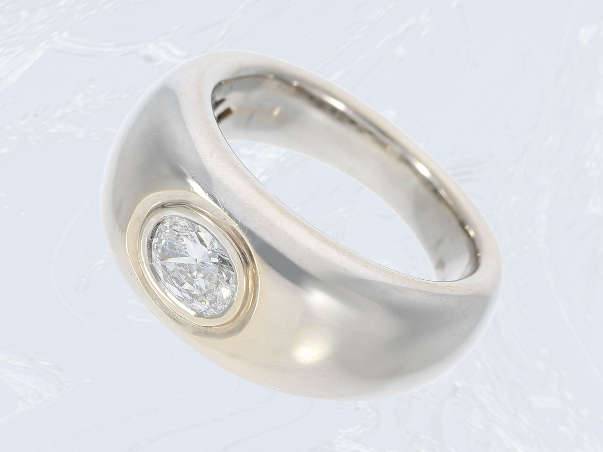 Ring: äußerst massiver vintage Bandring mit hochwertigem Diamantbesatz, 18K WeißgoldCa. Ø16,5mm,