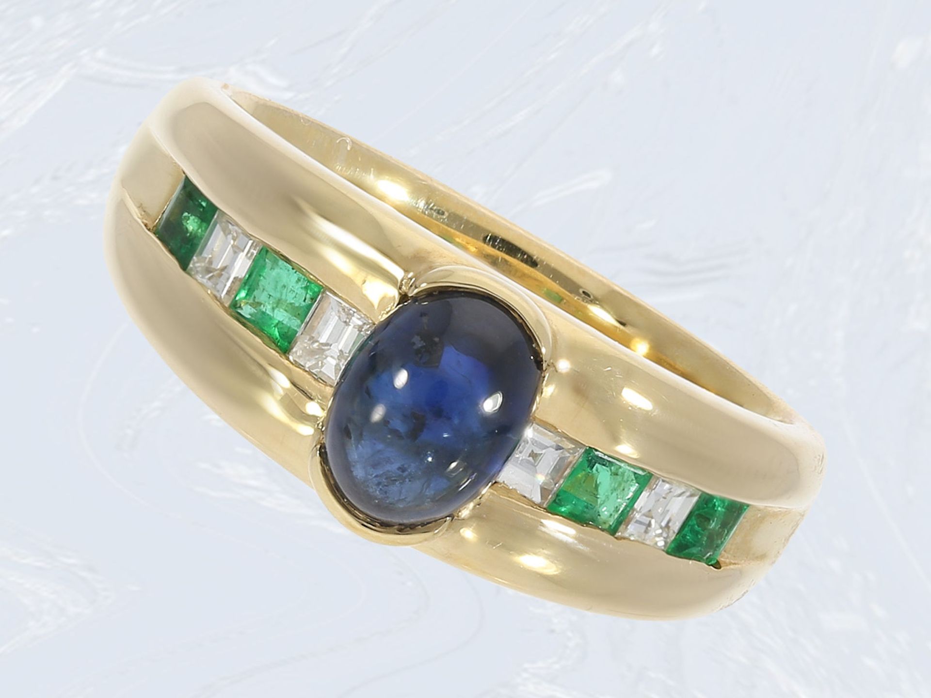 Ring: klassischer ungetragener vintage Goldschmiedering mit Saphir-, Diamant- und Smaragd-Besatz,