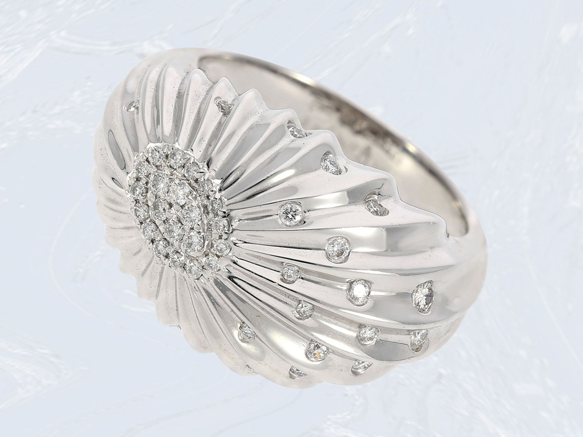 Ring: Weißgoldring in fantasievollem Design mit Brillantbesatz, ca. 0,13ct, 18K Gold, feiner