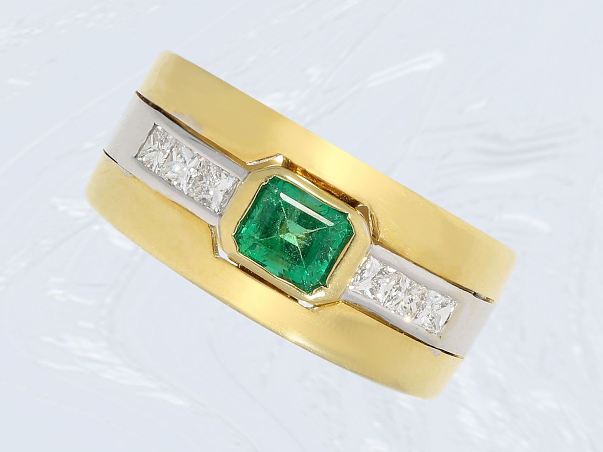Ring: breiter Diamant/Smaragd-Goldschmiedering, hochfeine QualitätCa. Ø17mm, RG54, ca. 8,5g, 18K