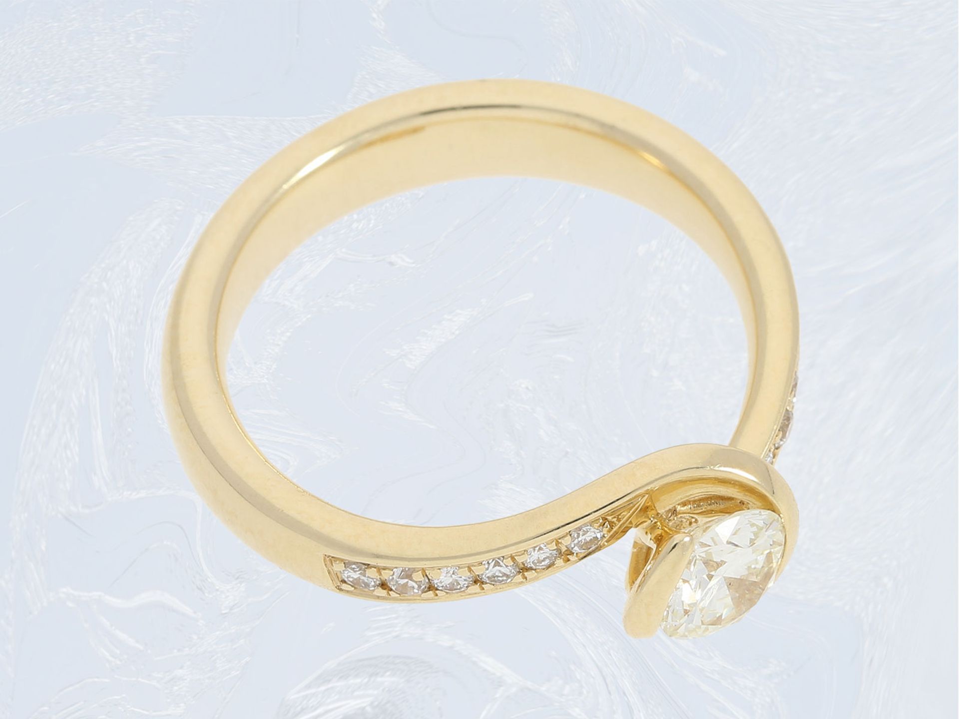 Ring: zierlicher, moderner Damenring mit feinem Brillantbesatz, Mittelstein ca. 0,55ctCa. Ø17mm, - Bild 2 aus 2