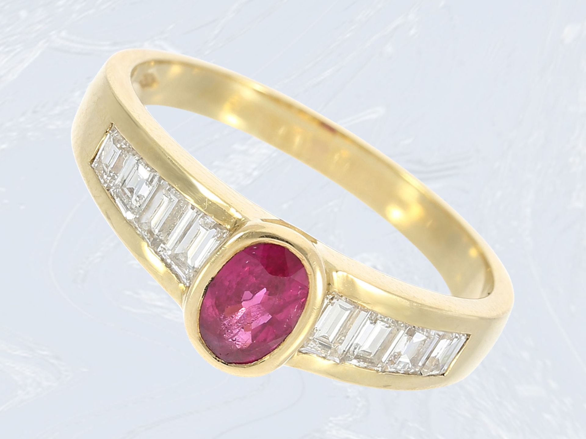 Ring: sehr feiner Damenring mit Rubinbesatz und Diamanten, Handarbeit aus 18K GoldCa. Ø17,5mm, RG55,