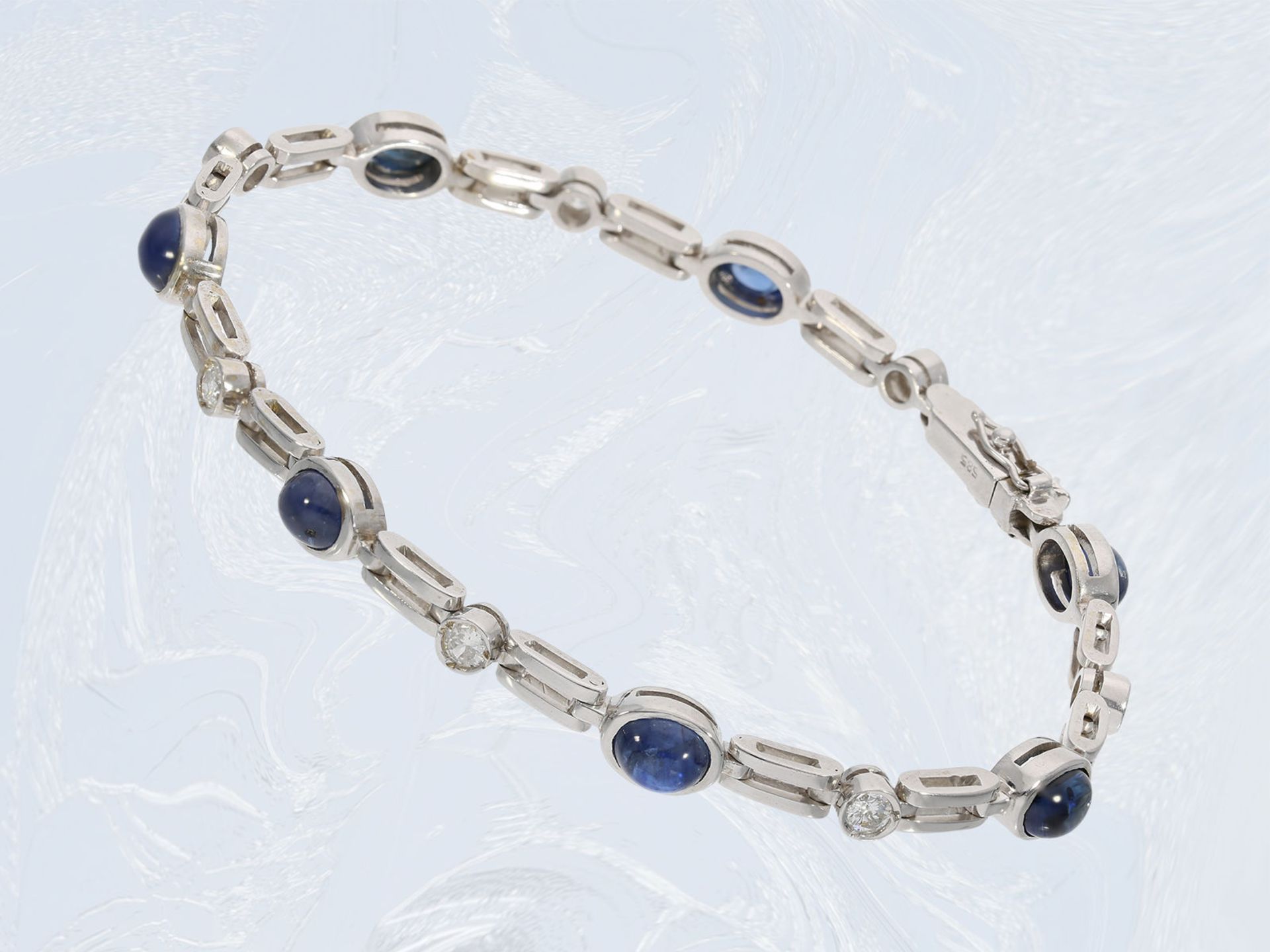 Armband: attraktives Weißgoldarmband mit Saphiren und Brillanten, insgesamt ca. 5,95ct, 14K