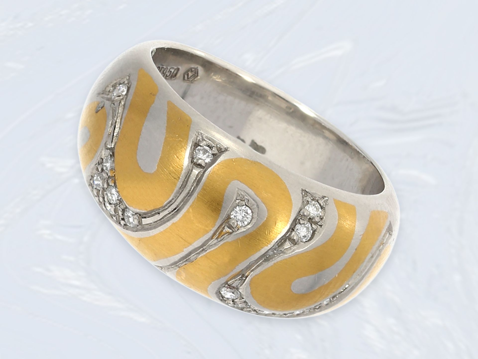 Ring: moderner, ungetragener und ausgefallener Goldschmiedering in Bicolor mit Brillantbesatz,