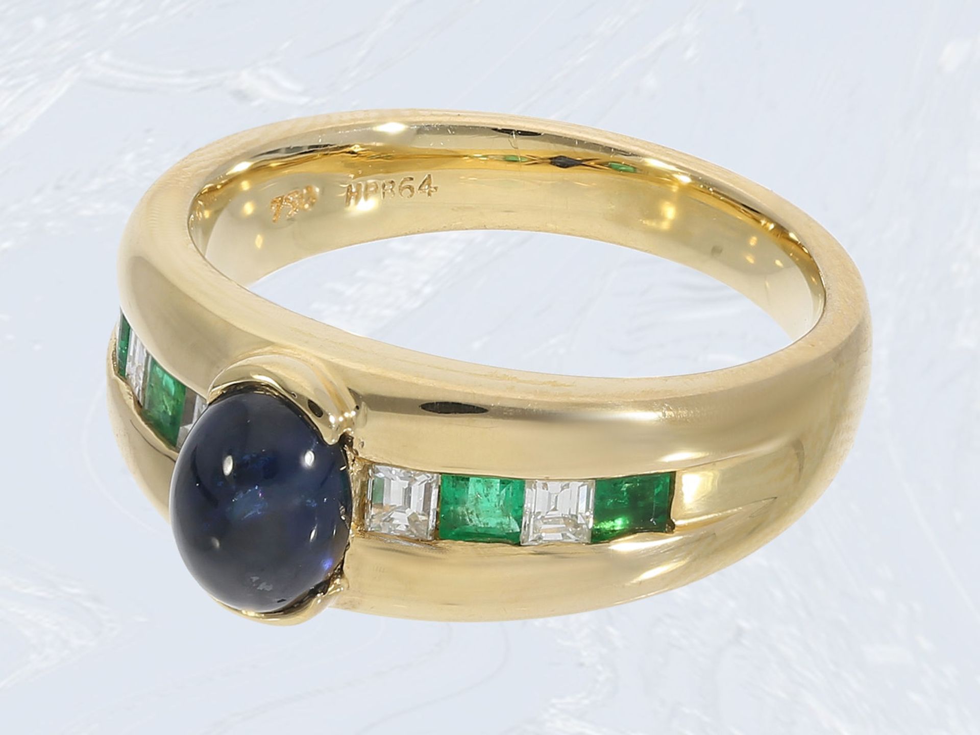 Ring: klassischer ungetragener vintage Goldschmiedering mit Saphir-, Diamant- und Smaragd-Besatz, - Image 2 of 2